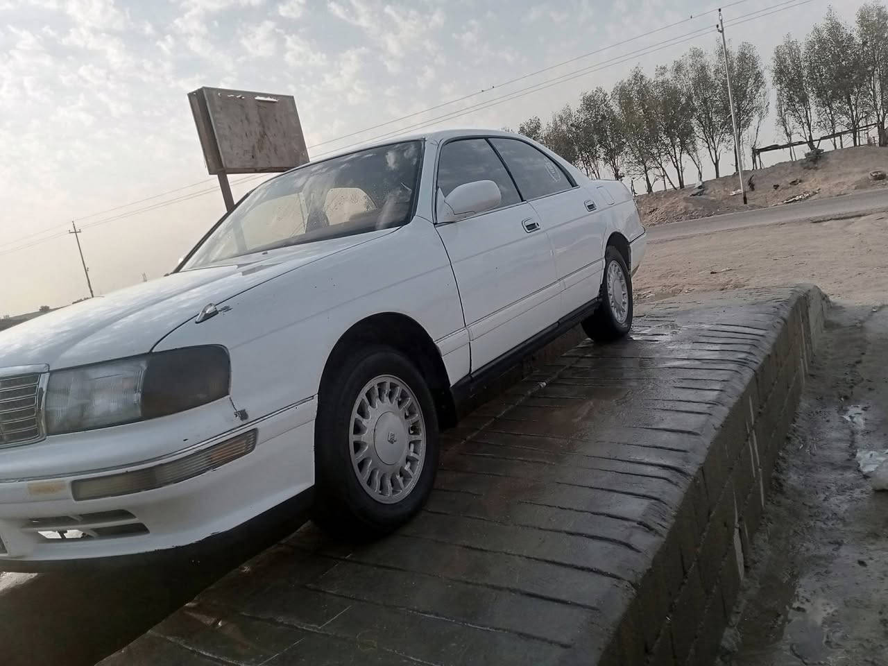 السلام عليكم اخوان بطل للبيع سياره حلوه جديده السياره مقفوله من القصه جير ومكينه جدد 2:30 محركه على من السياره نقل جثه السعر 38 مراوسها مراوس رقم السياره بصره ***********
