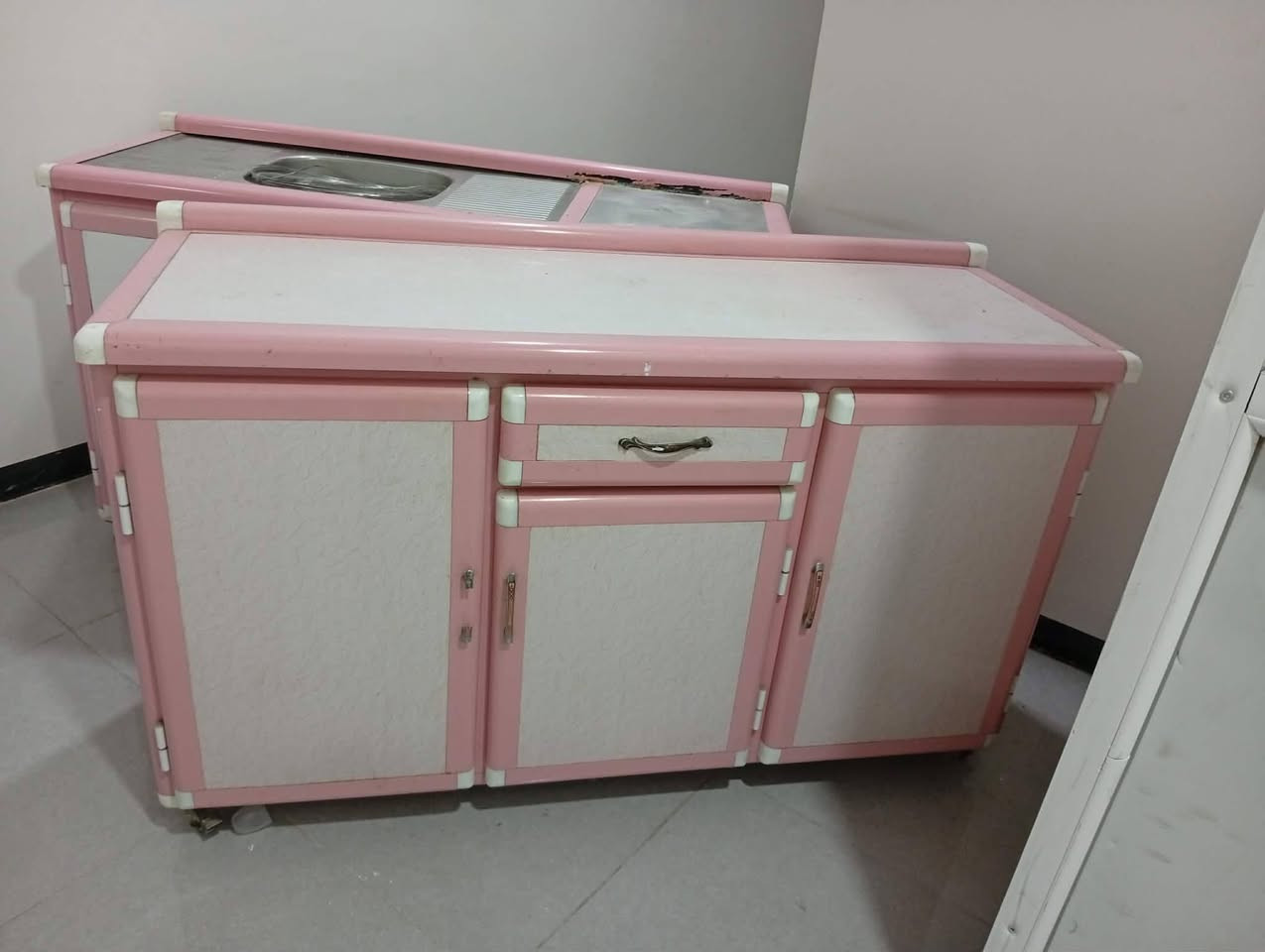 سلام عليكم كاونترات للبيع ***********
