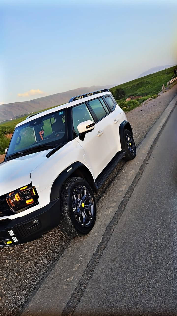 جتور T2 2.0L LUXURY PLUS
الموديل: 2025 
المحرك: 4 أسطوانات L2.0 تيربو 254 حصان حقن مباشر
ناقل الحركة: اوتوماتيكي من 8 سرعات 
العداد:  32000 قابل لزياده 
استهلاك الوقود: 8.83 لتر لكل 100 كم

الضمان الأساسي: 6 سنوات وعداد كيلومترات مفتوح 
رقم الهاتف ***********

المواصفات
* نظام دفع رباعي متطور من BorgWarner 
* إطارات قياس 20 إنچ
* فتحة سقف بانوراما
* مقصورة الركاب من الجلد الفاخر
* مقعد السائق والراكب كهربائية
* مقاعد السائق والراكب مزود بذاكرة لحفظ 3 وضعيات الجلوس
* مقعد السائق مساج
*مقعد السائق مبرد ومدفاء
*مقعد الراكب مبرد ومدفاء
*عروض ضوئية وموسيقية استعراضية متعددة
* كاميرات محيطية 540 درجة
* شاشة التحكم بقياس 15.6 إنچ
* شاشة القيادة بقياس 10.25 إنچ
* نظام أبل كاربلاي وأندرويد أوتو
* نظام أوامر وتحكم صوتي
* نظام صوتي متطور 12 سماعة من Sony 
*رادار تفاعلي
* تحذير مغادرة المسار
* نظام القيادة شبه الذاتية
* نقطة عمياء
* نظام التحذير من التصادم الأمامي و الخلفي
* إنارة محيطية
* إنارة ترحيبية
* المرايا الجانبية قابلة للطي كهربائياً ومدفئة
* شاحن هاتف لاسلكي سريع
* خاصية إغلاق الشبابيك وفتحة السقف عن بعد
* مصابيح أمامية أوتوماتيكية زينون مع مصابيح نهارية LED
* التكيف التلقائي مع الضوء القريب والبعيد
* الشباك الامامي مع شعار جيتور مضاء
* مسند الذراع الوسطي مع ثلاجة
* دخول ذكي (بصمة)
* تشغيل عن بعد
* دوسات جانبية
* نظام تقليل الضجيج النشط
* نظام إيقاف وتشغيل المحرك التلقائي
* صندوق شفط
* نظام الفرامل اليدوية الاوتوماتيكي Autohold
*  وضعيات قيادة متعددة للطرق الوعرة
*6 وسائد  هوائية
