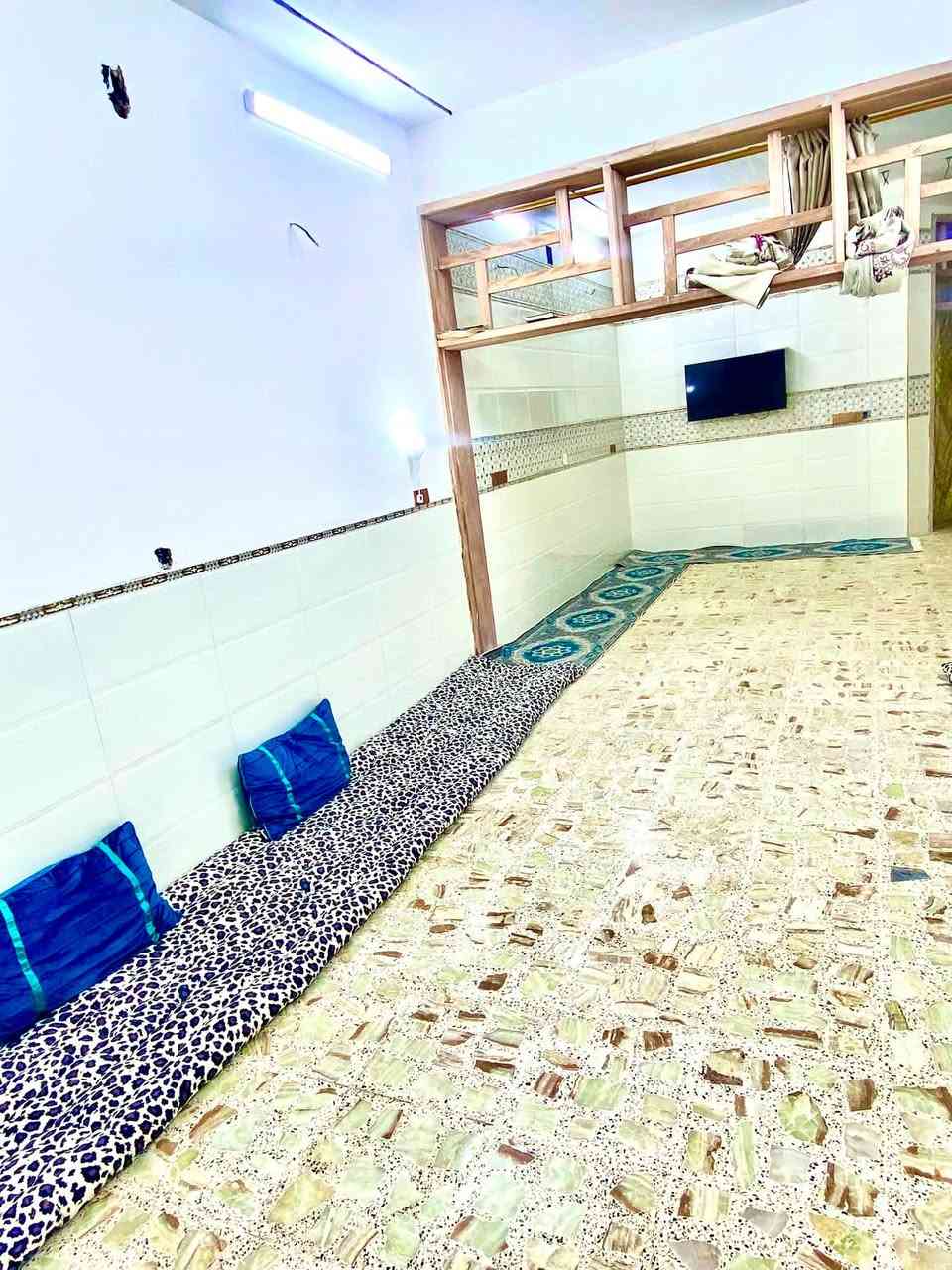 للبيع بيت زراعي ١٠٠ متر واجهة ٦ وربع نزال ١٦ طابق واحد الرئاسة شارع ٢٠ قرب شارع السادة مقابل المدرسة الأهلية الجديدة ثالث فرع قريب الركن بناء جديد وحديث يحتوي على استقبال وصالة وغرفة نوم ومطبخ بارد ومطبخ حار خدمات تبليط ماء مجاري رصيف السعر ٨٨  بي مجال قليل للاتصال ***********
