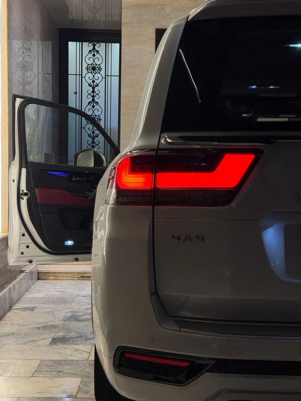 لاندكروزر  VXR هايبرد 2025 بغداد مغلفة ppf
* رقم بغداد 
* ⁠الفئة: VXR توين تيربو ابيض هايبرد 
* عرض على الزجاج (داتا شو)
* ⁠ابواب شفط ستيرن كهرباء
* ⁠صاج انارة داخلية 
* ⁠ماوس تحكم وضعيات القيادة (مود قيادة)
* 4 كامرات محيطية (360 درجة)اصلية
* ⁠داخل جلد (احمر واسود) داخل لكزز 
* محرك 6 سلند (3500 cc) توين تيربو
* ⁠دعاميات كت (لحاية) الجديدة 
* ⁠رادار امامي - رادار خلفي 
* ⁠رادار جانبي (نقطة عمياء) 
* ⁠تحديد مسار قيادة ذاتية 
* بصمة تشغيل بصمات ابواب عدد (5)
* ⁠سماعات تويتر (JpL) انارة داخلية 
* ⁠شاشة امامية كبيرة اصلية 
* ⁠شاشات خلفية عدد (2) 
* ⁠فتحة سقف (سلايت) 
* ⁠كرسي السايق ميموري (ذاكرة)
* ⁠الكراسي الامامية كهرباء 
* ⁠كراسي الامامية تبريد وتدفئة 
* ⁠الكراسي الخلفية تبريد تدفئة 
* ⁠كراسي (7) راكب كهرباء شاحن وايرليس
* ⁠ثلاجة وسطية جنطة كهرباء تبريد شاشة تحكم ستيرن 
* ⁠داخل صاج تشغيل عن بعد علامة لاندكروز الضوئية بالابواب
* حساس امامي خلفي لايت ثلاث عدسات 
* ⁠مري طي كهرباء مري جانبية نيكل 
* ⁠قبضات ابواب نيكب ترايش ابواب نيكل 
* عداد المسافة 12 الف كيلو
* العنوان :- بغداد 
* ⁠للاستفسار هـ(***********)
