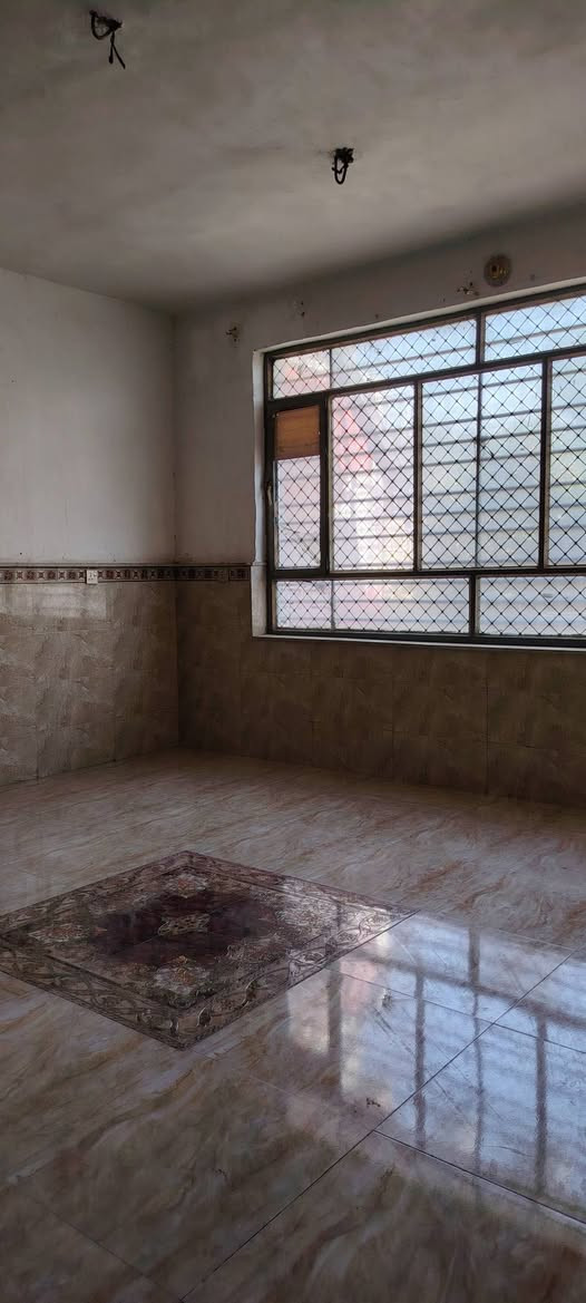 السلام عليكم بيت للايجار طابق واحد 150 متر 1 غرفة نوم و استقبال ومطبخ وحولي  وحديقة وساحة البيت جديد البيت كاشي و سراميك مكان البيت بغداد الزعفرانيه شارع الكهرباء  للاستفسار اكثر الهاتف ***********
