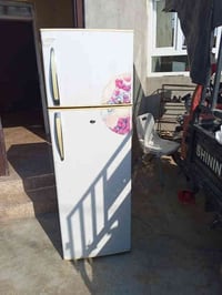 ثلاجه.14 قدم  شغاله كل عيب مابيه. بل الشرط.  السعر 100 الف وبيهة  0782...