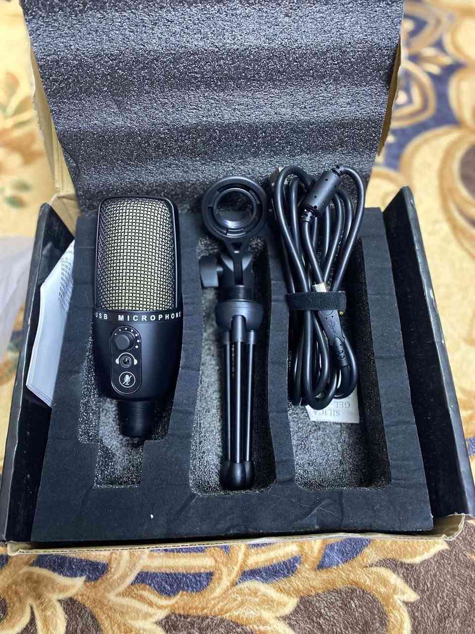مايكرفون استوديو usb الحالة: (جديد / غير مستخدم)
المواصفات الفنية والأداء:
 نوع المايك: مكثف (Condenser Microphone) مخصص لتسجيل الصوت بدقة عالية.
 نمط الالتقاط: كارديويد (Cardioid) - يركز على التقاط الصوت من الأمام ويقلل من الضوضاء الخلفية والجانبية.
 طريقة الاتصال: يتم توصيله مباشرة عبر منفذ USB (يعمل بنظام Plug and Play دون الحاجة لكرت صوت خارجي أو تعريفات).
 التحكم: يحتوي على زر مدمج لكتم الصوت (Mute) والتحكم بمستوى الصوت (Volume/Gain).
 الاستخدامات: مناسب جداً للبث المباشر (Streaming)، تسجيل البودكاست، الفويس أوفر (Voice Over)، المحادثات الصوتية، والألعاب.

 السعر: (15 الف فقط )


**إذا كنت صاحب هذا الإعلان وتريد حذفه لأي سبب، رجاءا أرسل رسالة إلى الدعم الفني**