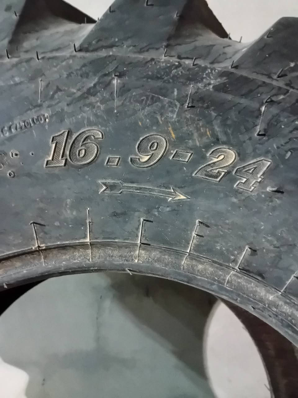 متوفر تاير شوكيه للبيع جديد ونظيف الحجم 24-16,9 العنوان ناحية البغدادي التواصل على الرقم *********** السعر مناسب
