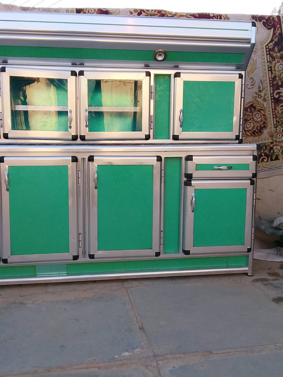 سلام عليكم
للبيع 
مترين ونص معرض نضيف وجديد عوزه بس جراره 
السعر 250وبيه مجال قليل 
***********
