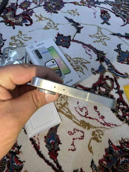 گالاکسی ئەی ٥٦
شتی زۆر جوان و ماقولو لۆک
خۆم بەکەپسی کڕیومە
چەن مانگێکی کەم ئیشی کردووە
زەمانی دەمانگێکی تیا ماوە
٢٥٦ گێگاو دووسیم و ڕام دوازدە
سەداسەد خاوێن و بێ شوختە
درعو کەڤەریشی وەک دیاری لەگەڵدایە
کامل ئەشیای بیلادی خۆی لەگەڵە
نــرخی  ٤٢٥ هەزارو مەجالێکی کەم
گۆڕینەوەو گەیاندن هەیە
*********** ــ ڤایڤەرو وەتس ئەپ
*********** ـــ السليمانية
