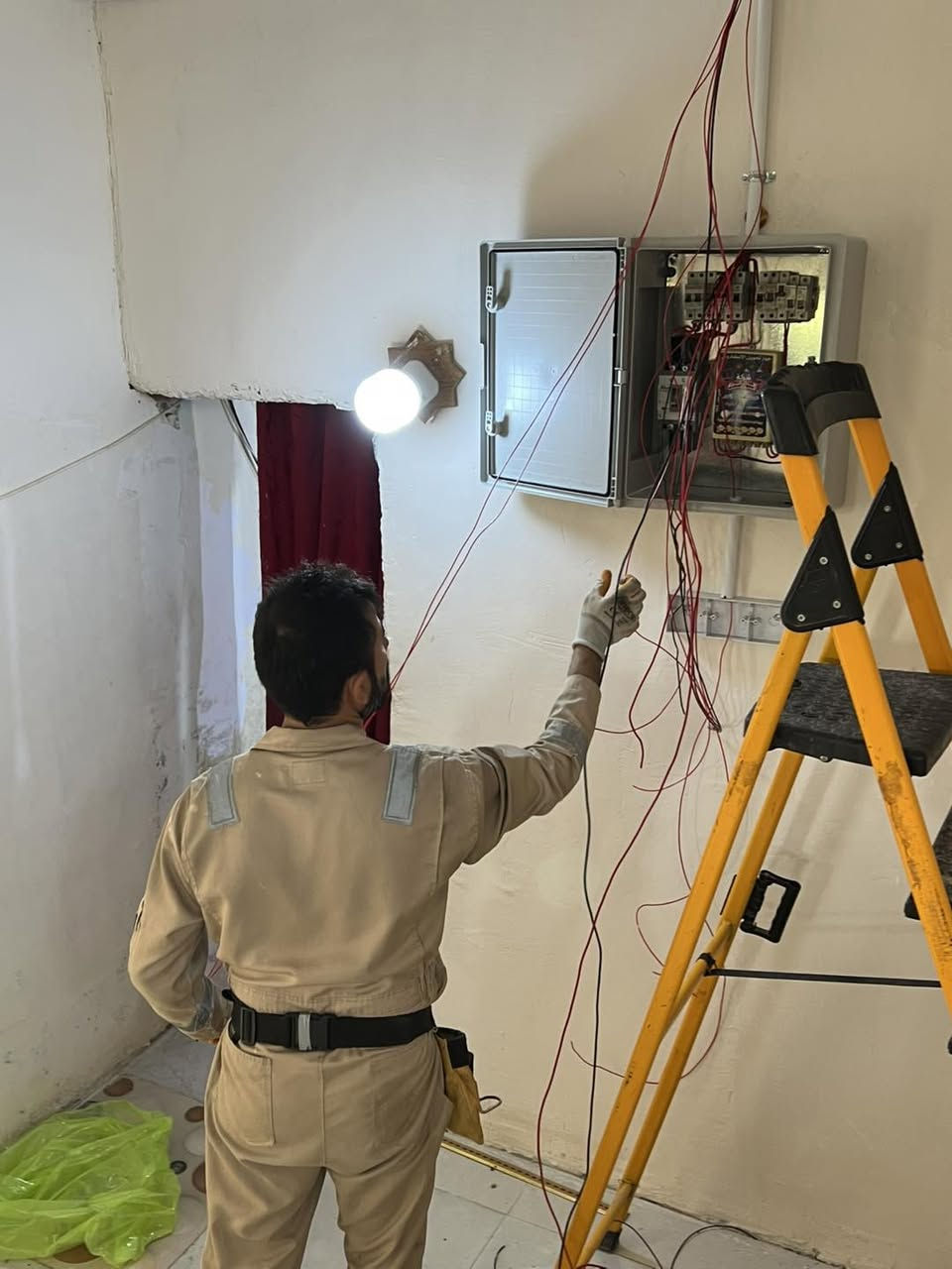 قال الامام علي (عليه السلام ) (ان خير المال ماكسب ثناءا وشكرا وأوجب ثوابا وأجرا). 

 توجهت ((جمعية أبناء الفيحاء الخيرية  ))  الى بيت احد العوائل  المتعففة في قضاء ابي الخصيب  . قامت بتاسيس كهرباء لغرفة وهور ومطبخ وصحيات    . نسال الله ان يتقبل عملنا بأحسن قبوله . جزى الله المحسنين الذين يجودون بأموالهم وانفسهم . لاسعاد وزرع البسمة على وجوه عوائلنا من الشهداء والفقراء والمتعففين . اللهم وفق الجميع . للتبرع والمساهمة الاتصال على الارقام التالية ولكم الاجر والثواب 

***********
‭٠٧٨٢ ٢٣٢ ١٣٢٠‬
