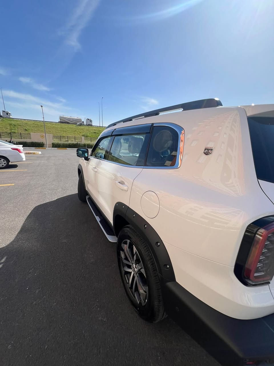 هافال داركو (2022) 
ماشية 45 الف
رقم السيارة اربيل

مواصفات السيارة
محرك 2 0 تيربو
قوة 200 حصان وعزم 325 نيوتن متر
گير سبع سرعات
انماط قيادة 7

الداخل الكشنات جلد
شاحن وايرلس
كاميرات 540 درجة
كشنات كهرباء للسائق والراكب
تدفئة وتبريد كشنات مع مساج كشن السائق
مناخ التبريد منفصل للسائق والراكب

مواصفات الامان
6 ايرباك
حساسات امامية وجانبية وخلفية
مثبت سرعة تفاعلي
نظام المحافظة على المسار
نظام تحذير التصادم الامامي والخلفي
نظام النقطة العمياء
نظام المكابح الطارئ
نظام قارئ العلامات المرورية
نظام الاصطفاف والخروج من المواقف الذاتي

وبعد مواصفات عديدة جدا

السيارة ضمان شركة نهج العراق
ومابيها اي نقص

سعر السيارة 27 مليون وبيها مجال 
مكاني كربلاء او بغداد
للاستفسار الاتصال على: ***********
