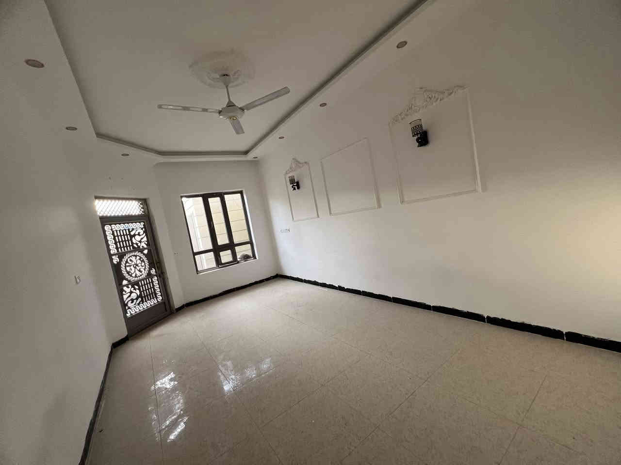 السلام عليكم دار  عدد ٢ للبيع المساحة كل دار ١٥٠ متر واجهة ٧.٥ ونزال ٢٠ طابقين ٤ غرف نوم البيت زيرو بناء درجة اولى  العنوان تكريت حي العصري خلف اسواق  همام مباشر سعر كل دار ١٨٠ مليون قابل للتفاوض للاستفسار ***********
