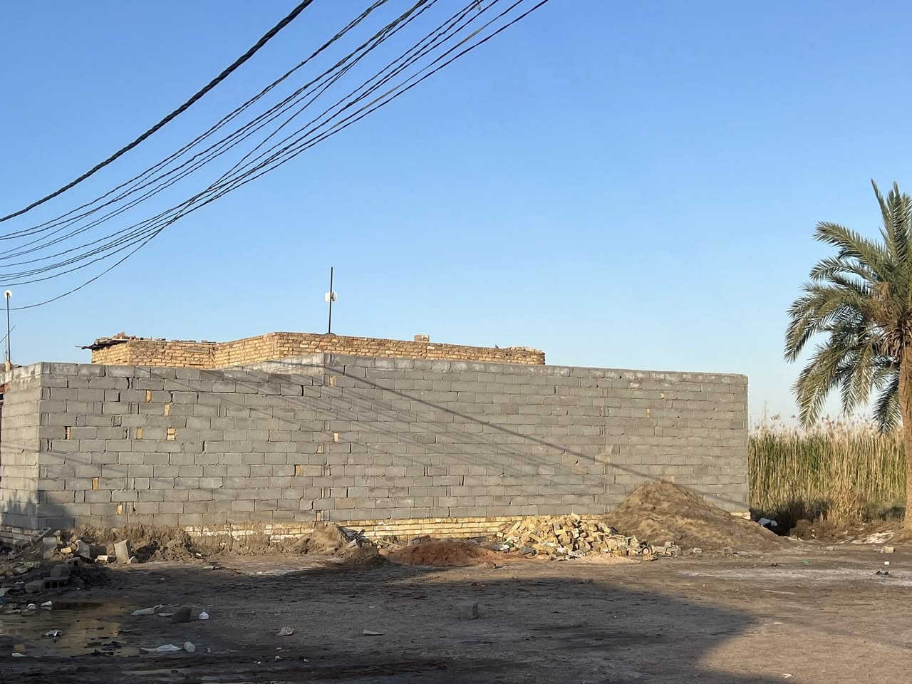 دار للبيع منطقة سيد راهي ابو شون خلف مطعم قدوري المساحة 100 متر بي غرفة ومطبخ وصاله وصحيات سعر جدا مناسب للتواصل ***********
