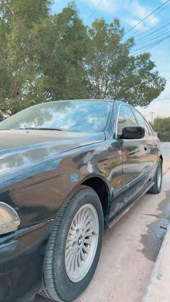 السلام عليكم .. من رخصة صاحب الگروب
Bmw e39 
موديل ١٩٩٩ / حجم ٥٣٥ / ٨ سلندر دينمو مي .. أصل بليتة وسنوية
رقم بغداد (الرقم الدولي الجديد )
باسمي والسنوية لسنة 2027  
السيارة قبل 3 اشهر طلعت من الفرن صبغ عام ولا بيها رصعات ولا شخوط ولا هالسوالف السيارة صافية دمعة 
دعامية خلفية امامية m والدرگة m والترايش m وكل الشغلات الي بيها m

وآني مو بيّاع شراي  
السيارة معمّرها تعمير مال جنّاي ما ملزگة تلزيگ السياره تكمة ..وما چنت ناوي ابيعها بس هي رهمت هيچ
بس غرفتها يعوزها ترتيب 
جامة امامية جديدة 
صدر امامي خلفي جديد منفوض نفض
عليها ادامة على منضومة الاحتراق ومنضومة المي كاملة 
محرك وگير جديد ومكفول گير تبترونيك 
السيارة شلعه ومعدل ما تنلزم
كهربائيات كامل كلشي شغال 
لايتات امامية جديد حركة ديناميكية 
كشنات جلد اسود تحكم كهربائي 
سلايد جام جديد كل الحركات شغالة
تبريد بي ادامة كاملة وثلج بس نقص الغاز مالته واكفله غير الغاز ينزل من السعر
بيها دبل فيتبمب يعني من توكف عندك بطريق بس تبدل بدگمة صغيرة وتمشي

السيارة بيها گزوز رياضي تحكم صوتها كارثي مرعب 🔊🔊
درگة m تحكمات ستيرن شغال كروس تثبيت السرعة وزيادة وتنقيص السرعه شغالة من الدرگة 💯💯 

وطبعاً مو كل التفاصيل مكتوبة يعني 

سعر السيارة 79 ورقة وبيها مجال شوية

( واذا تعجبك السيارة وما عندك الفلوس والله العظيم تجي تاخذها احولها بأسمك من خاطر طيب ❤️)
مكان السيارة بغداد الغزالية 
موجود عالماسنجر 
وهذا رقم التلفون 
0777 153 1053
متواجد بي اتصال وعالواتساب وين ما تريد متواجد
