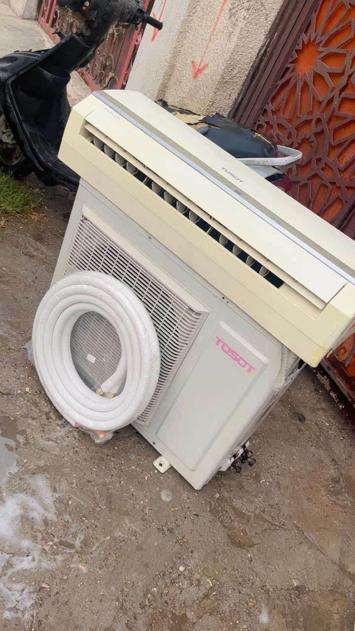 السلام وعليكم اخوان للبيع سبلت نوع توسوت الاصلي  2 طن غاز مفول وعل فحص نفخ نضافه90/100 احلى من الصور بهواي كفاله من فتحت البرغي تبريده ثلج ❄️☃️🧊+ تدفئه 🔥🐦‍🔥❤️‍🔥 كامل ملحقاته بواري جدد وايرات ريمونت حديده السبلت غازه مالت الشركه مقفول مغسول وجاهز  جيب وشد السبلت تجي تاخذة من باب بيتي وياه ضمان على الفحص كامل مكمل راديتراته صفر بعدهم التوسوت معروف بتبريده ودفعه القوي
ملاحظة : السبلت مابي فلاتر بس هاي نقص الباقي كامل 
السعر : 400 وبي مجال 
 الموقع : بغداد شارع فلسطين
للاتصال : ***********
