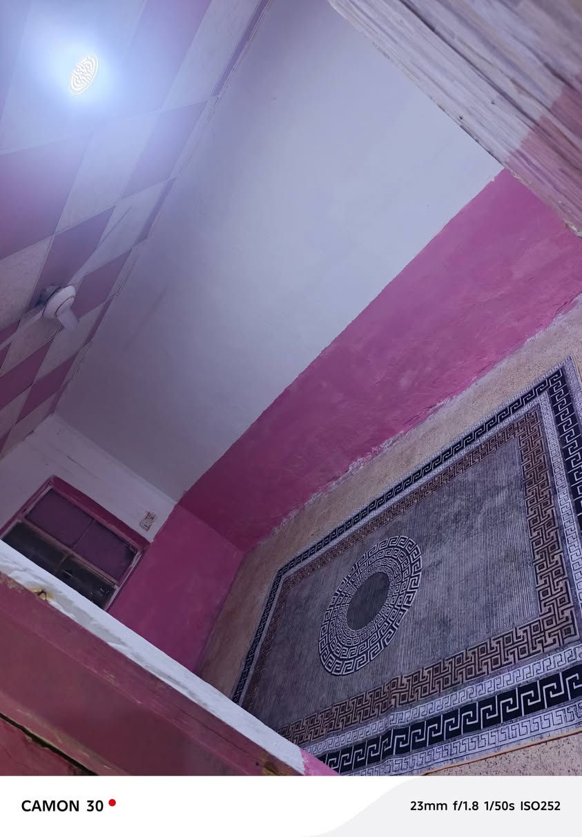 بيت طابوملك للببع في البصره مدينه الجديده غرب مدرسه العلا مساحة 130 يحتوي ع 3غرف نوم ودوانيه استقبال كبير وحمام وتوليت سعره100وبي مجال قليل رقم جهاز ***********
