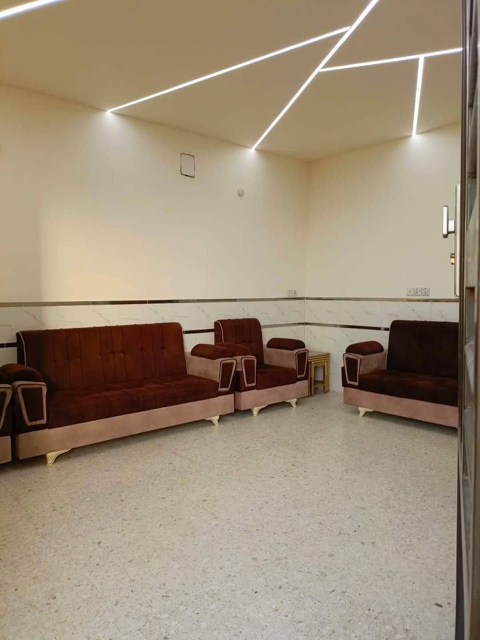 يالله 
بيت لبيع في ابوغريب المنسيه قرب مدخل المنسيه جهه السريع معمل حليب بلادي 
رقمها5283 مساحته 150م واجه 7ونص نزال20 شارع 15 كدامها محرم بيت نظيف كما موضح بل صور وفيديو
***********
***********
***********
