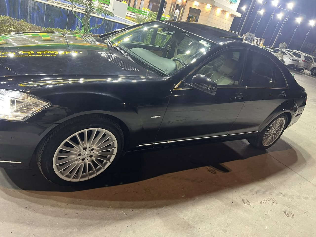 سلام عليكم 
سياره مارسدس موديل 2012
خليجي حجم 350 S 
كفاله عامه تخم تاير 
جكات صدر امامي و خلفي 
تبريد 2 قطع 
فتحه بصمه تحكمات 
فول مواصفات 1/1 
كير ومحرك كفاله 
6 سلندر رقم شمالي 
مكان السيارة بغداد البلديات 
استفسار على رقم ***********
السعر 245 وبيه مجال
