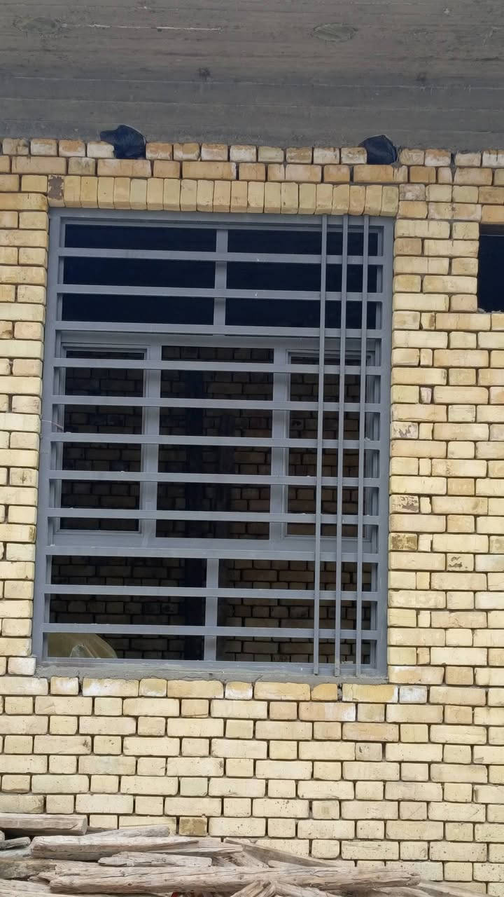 هيكل كامل مأسس كهرباء وبيبان وشبابيك شغل كله درجه اولى يحتوي ثلاث غرف وصاله واستقبال ومناورعدد2 طابو 
صرف بإسمي سديناويه قرب مدرسة صفي الدين الفرع قبل الحديقه
رباط كله شيش ابو 16
جسور مخفيه كله شيش ابو 16
شغل كله درجه اولى تسكام
غرفتين قياسهن 4×4.5
غرفه 3×4
صاله 6×6.25
 استقبال 7×4
صحيات داخليه وخارجيه 
بيبان وشبابيك ثقيل فصال فريم ابو 4
***********
