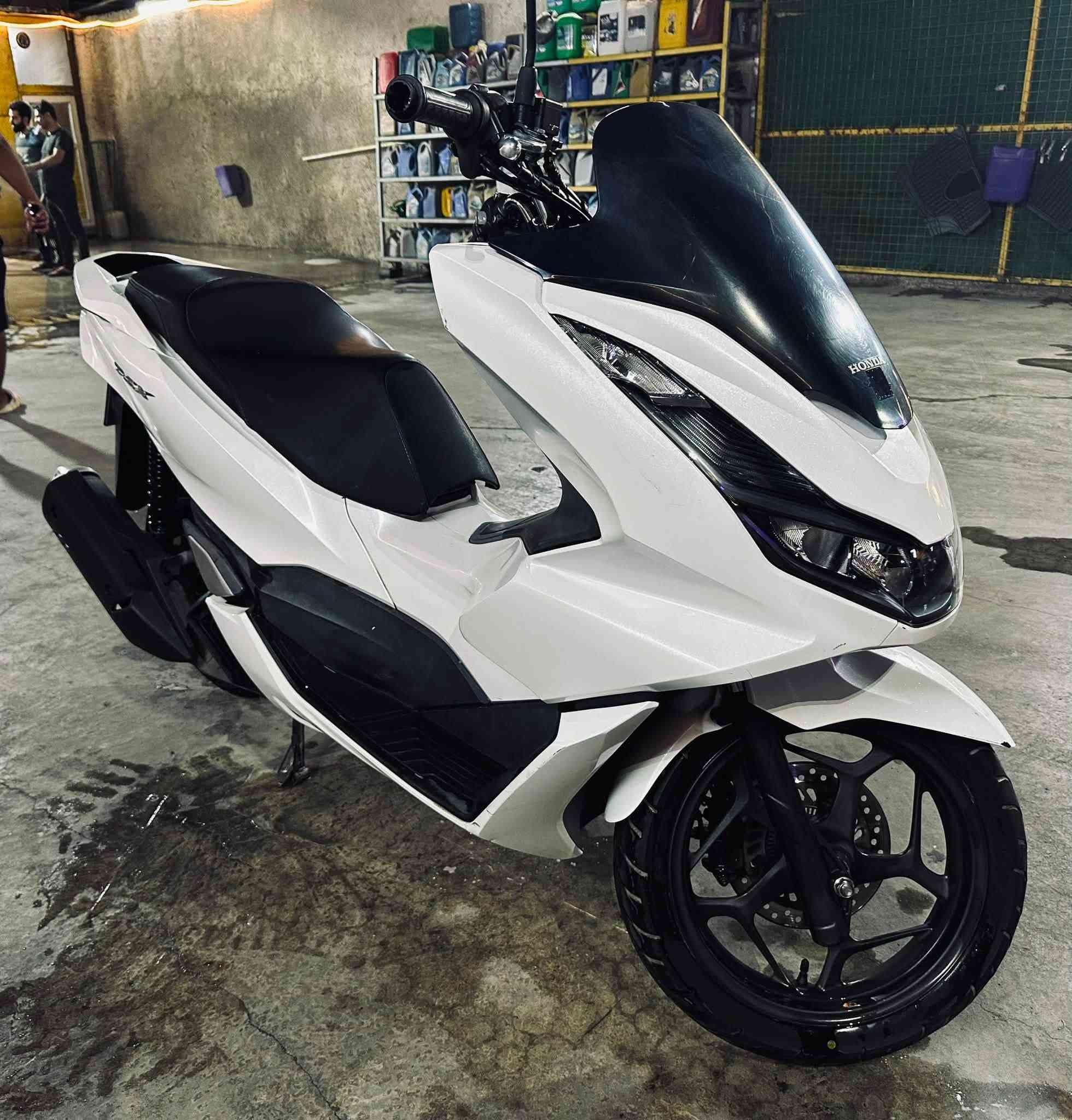السلام عليكم pcx لا كوري ولا ماليزي  الدراجة ياباني وتجميع فيتنام الاصلي وموجود رقم الشاصي
 جيل رابع مرقم وكامل مشروع وطني رقم انكليزي 
الدراجة مكفولة كفالة عامة شلعة ومعدل وعليهه ادامة كاملة
مواصفاته 
ABC امامي

✅تدفئة باليدات
✅منفذ شاحن type_c بلادي 
  
الدراجة بيهه ملاحظات بسيطة بالكفر مالتهه
سعرهه 34 وبيهه مجال ***********

