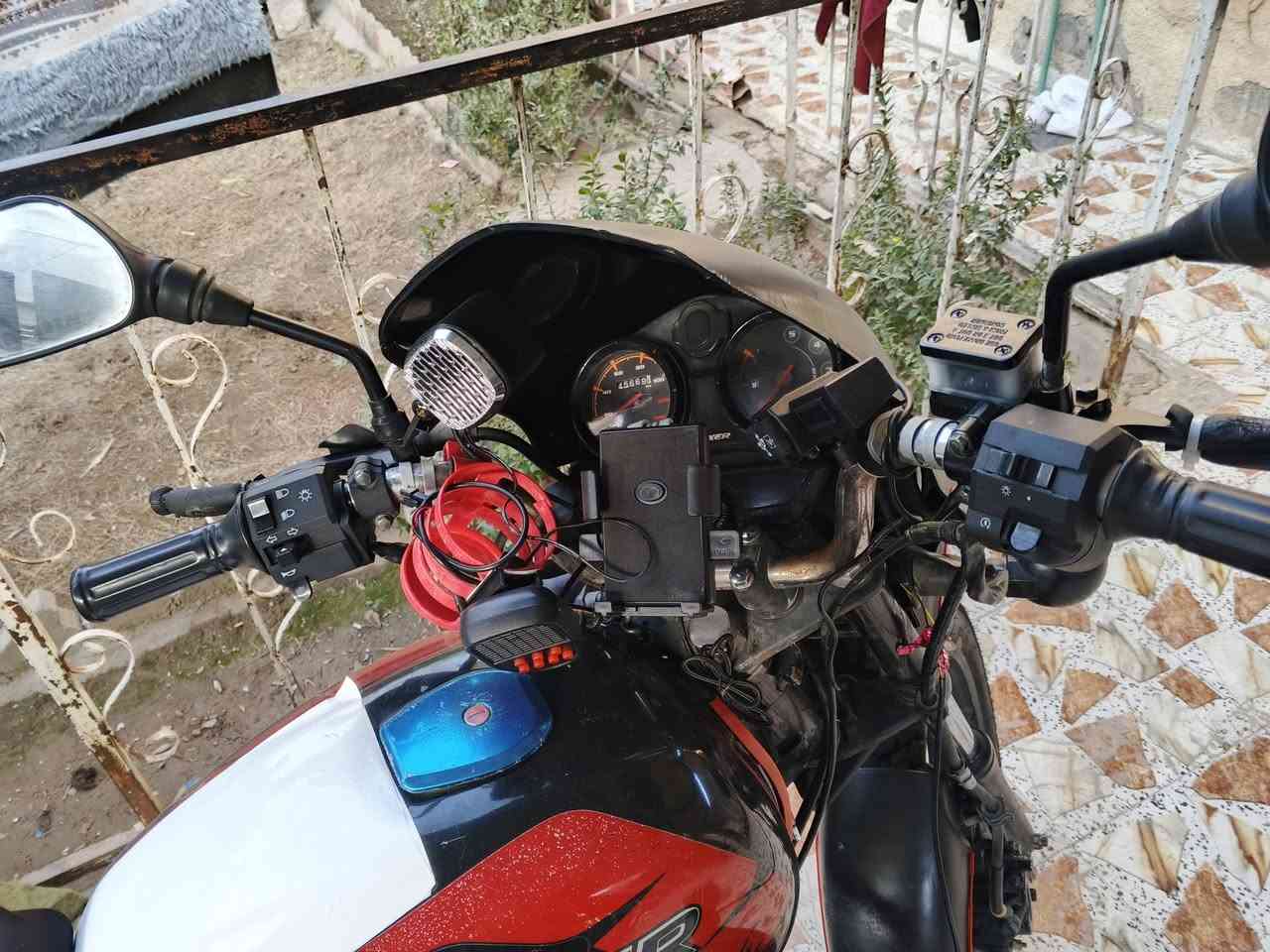 السلام عليكم 
دراجه بوكسر هندي 
موديل 22 
رقم وسنويه مشروع وطني 
رقم انبار 
لوحات طالعات بس تستلمهن
عليه ادامه كامله وكلشي جديد شديته 
جمبزه لايت زنون بومه وهواي ترتيب عليه
انذار طوارئ 
كهربائيات شغاله 
دراجه نضيفه بشرط 
مال بيت ما طالعه دلفري 
تايرات ونشرات جدد مسجل بلتوث 
حامله جهاز باتري وزنجيل جديد 
دراجه يرادله بس سائق 
فقط بيه بدايه تبخير وميسوه سويه
سعر 2350 وبيه مجال بسيط 
*********** بي واتساب 
0750686030 بي واتساب 
مكاني بغداد ابو غريب خرنابات 
دهن جديد وبانزين مفوله أنكر وطلع 
وياه جامه اصليه حمايه مال بوكسر
