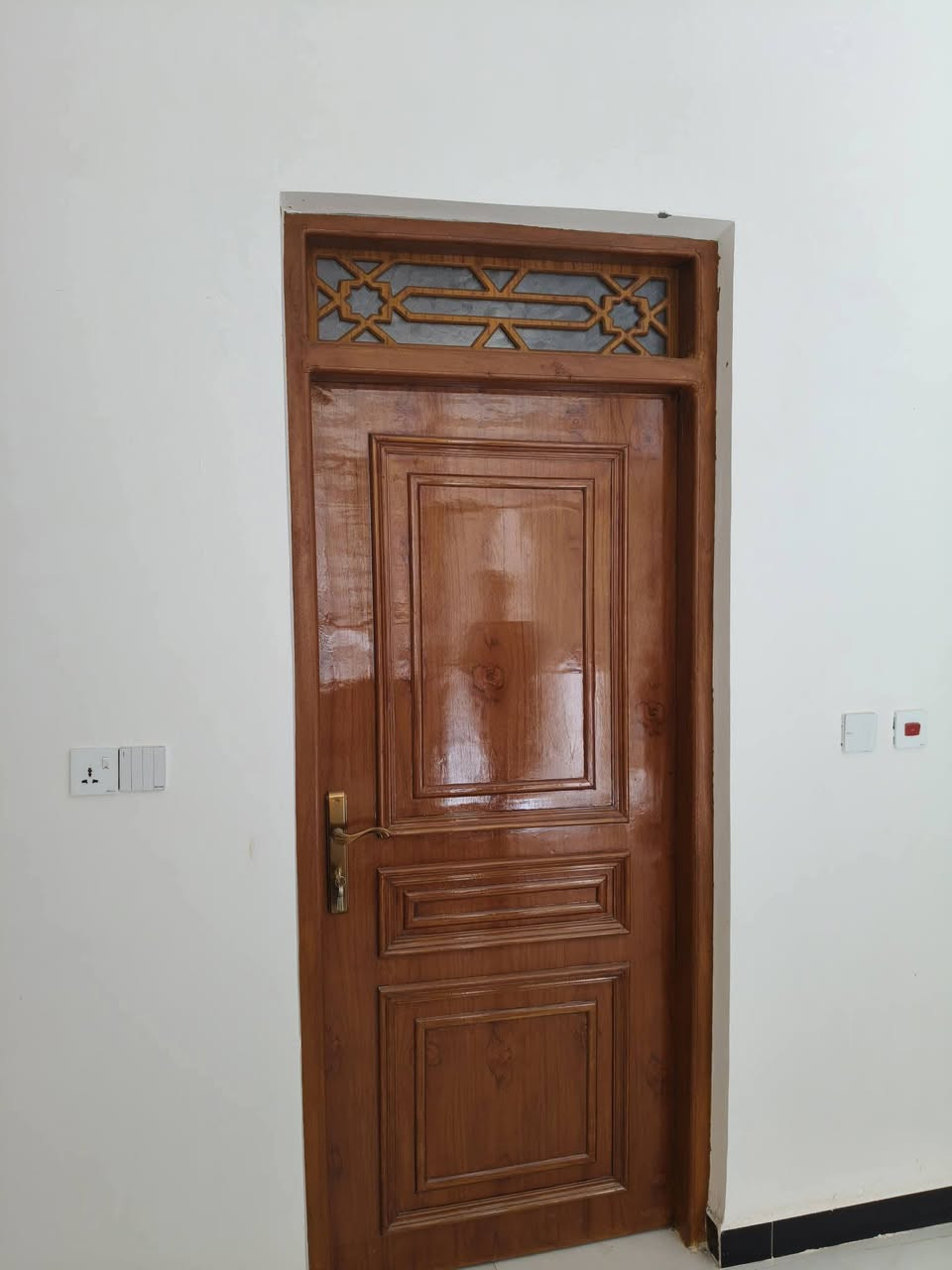 يوجد لدينا دار سكن للبيع ١٠٠م خلفي بناء حديث مسلح طابق واحد حي الكرامه نهاية شارع العياده الي خلف السريع السعر ٧٥مليون مع المجال للاستفسار ***********
