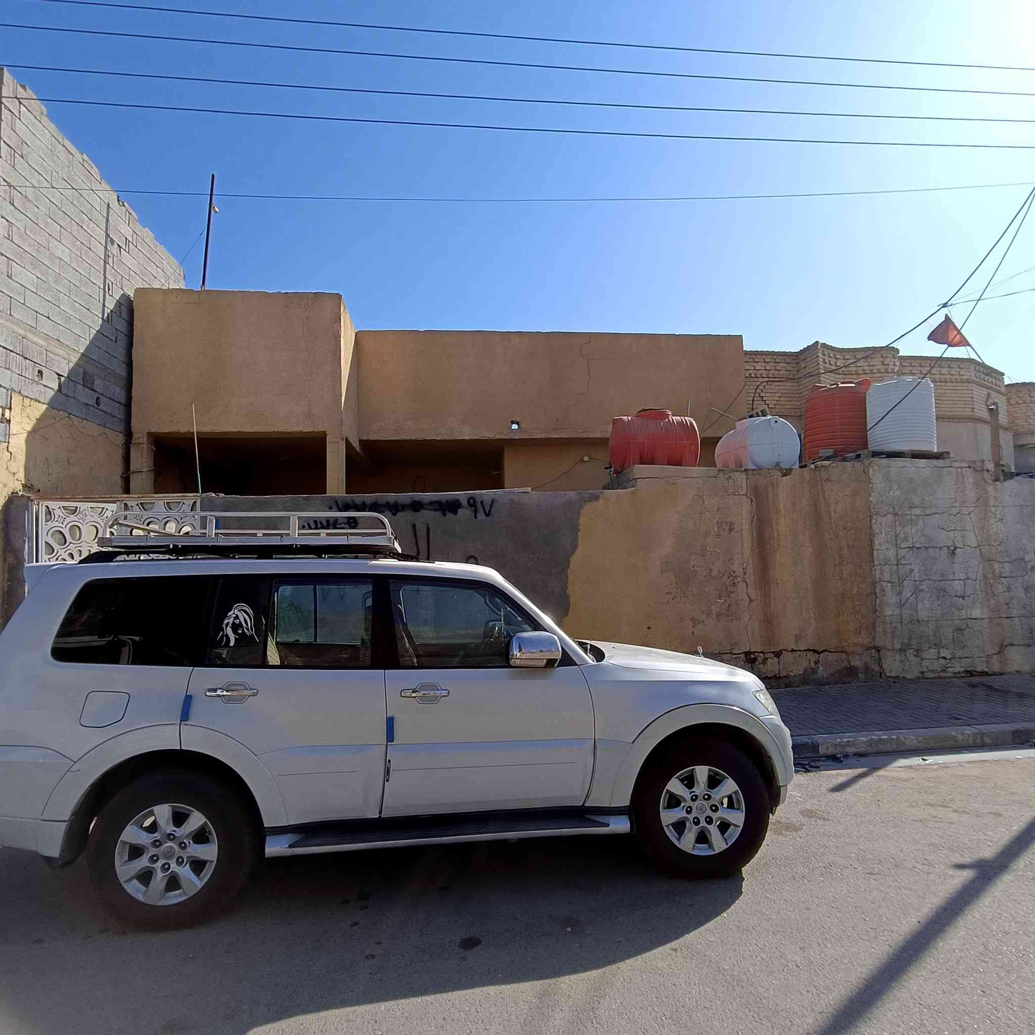 سلام عليكم بيت بل بصره دور الشرطه البيت مساحته 200 الواجها 10 طول البيت 20 كونكريت البيت كله كاشي رقمي ***********
