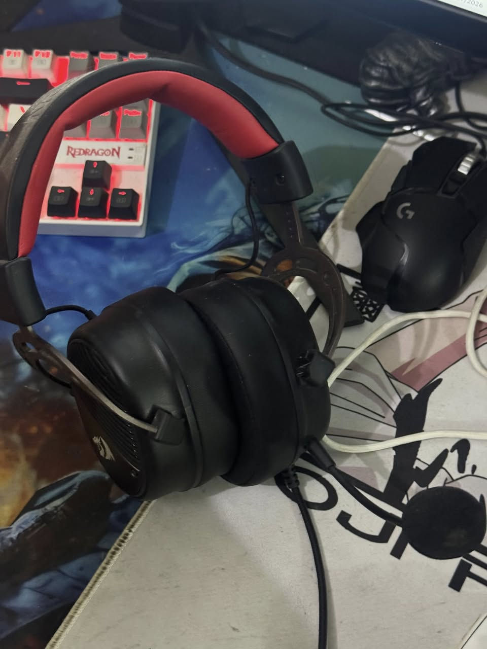 السلام عليكم سيت اب كامل للبيع
• CPU: AMD Ryzen 7 2700
 • GPU: NVIDIA GTX 1080 Ti 11GB MSI Gaming X
 • Motherboard: MSI X470 Gaming (MS-7B79)
 • RAM: 16GB (2×8GB) 3200MHz T-Force RGB
 • Cooling: مبرد هوائي GAMDIAS RGB
 • Power Supply: Gamemax 850W Gold
 • Storage:
 • SSD 160GB
 • SSD 1TB
 • HDD 500GB
 • Case: Cougar مع 4 مراوح RGB

‎🖥 الملحقات:
 • Monitor: Samsung Odyssey G3 (LS24AG320) – 24 إنش / 165Hz
 • Mouse: Attack Shark X11
 • Mouse: Logitech G502
 • Keyboard: Redragon
 • Headset: Redragon
  • ups falcon 1kva
والميز همين وياهن
عنواني بغداد وتوصيل موجود داخل بغداد
السعر خاص او واتساب ***********
