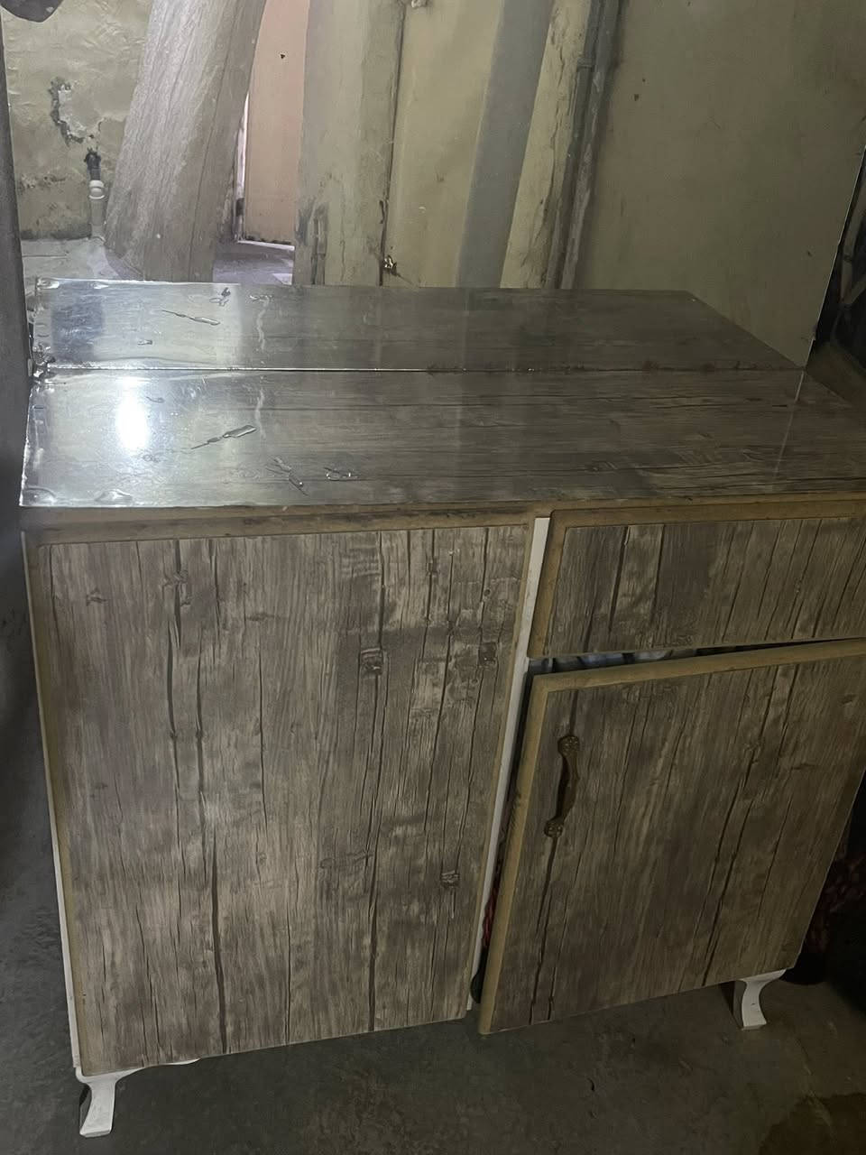 كانتور اربع ابواب نظيف بس يحتاج يدات ٧٥وميز تواليت نظيف كولش ٥٠شراي يتفضل خاص


**إذا كنت صاحب هذا الإعلان وتريد حذفه لأي سبب، رجاءا أرسل رسالة إلى الدعم الفني**