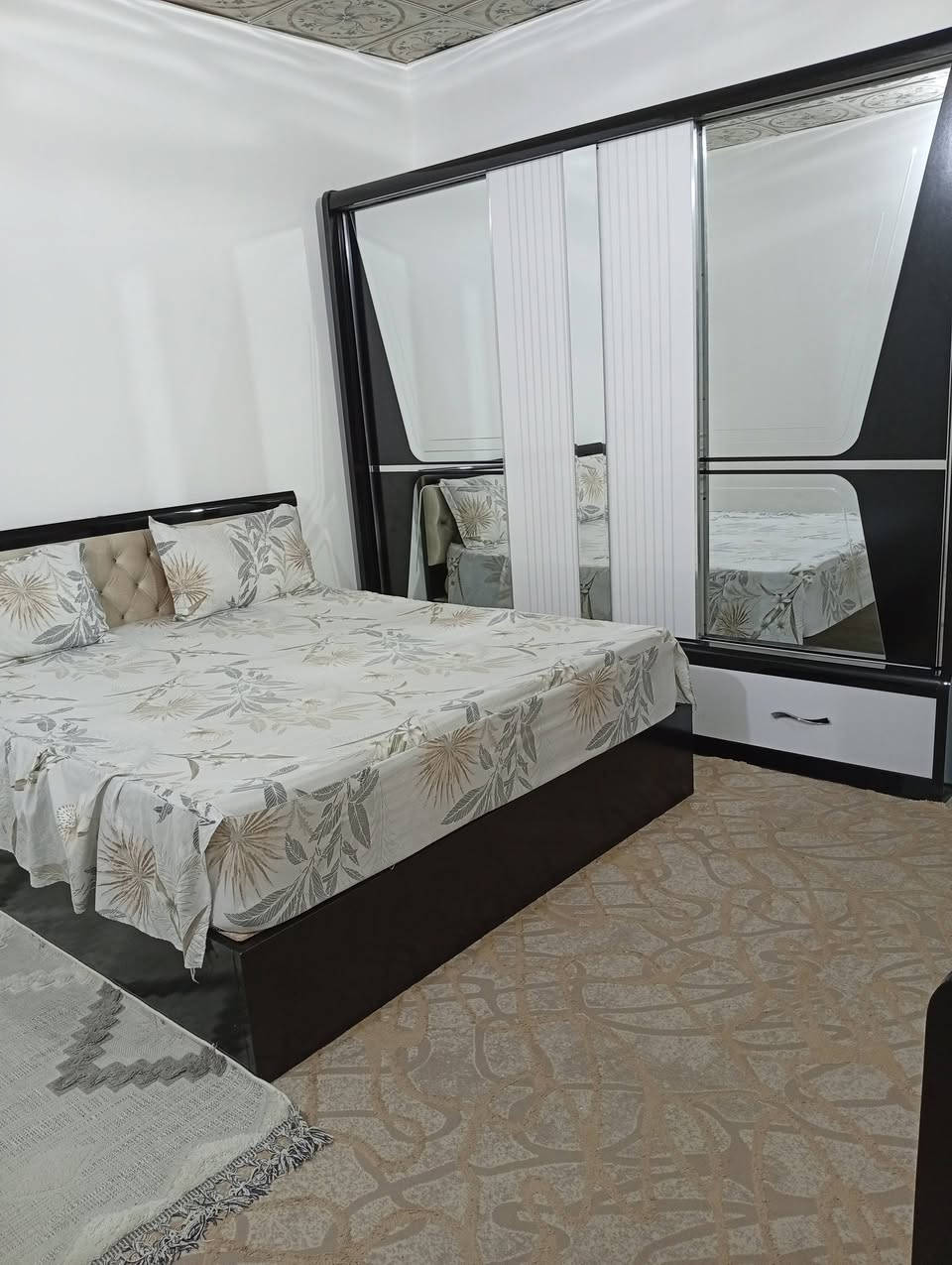 دار للبيع مساحه ١٠٠ متر نظيف  الأساس والسقف كونكريت غرفه سندويج فوك وكيزر مع خط مولده المكان شارع المطار الجديد قرب جوهرة العرب شارع العلويات الدار مقابيل العلويات  للعلم منطقة الكريشات  اول منطقه مشموله بل تطويب للاستفسار خاص او الاتصال  ع الرقم ***********
