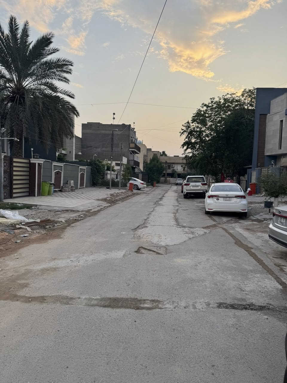 السلام عليكم 
➖ ارض للبيع في شارع فلسطين  ا :-  
▪️المساحة : 280 م  الواجهه : 8 م    النزال : 35 م 
▪️محله : 508 موقع ممتاز قرب صيدلية الملكية   

                           للاستفسار : 
                           ***********
                          *********** 
عنوان المكتب //  تقاطع النخله قرب مطعم قدوري مكتب الرحمن ّ
