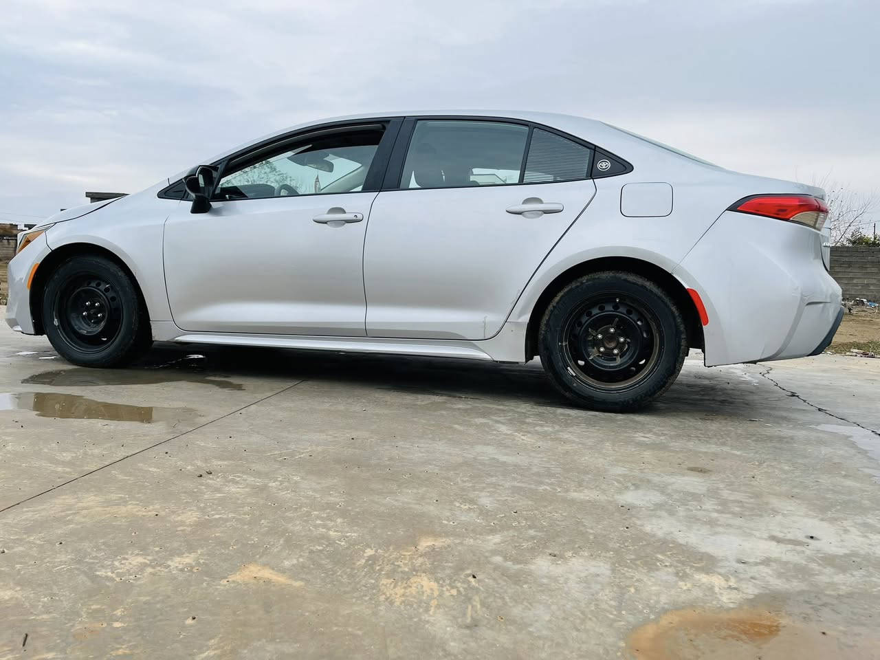 تويوتا كورلا2023 مواصفات le رقم كركوك
وارد امريكي والضرر موضح بالمنشور
السعر 125 $ وبي مجال بسيط  ماشيه 50 الف 
*********** مكان السيارة كركوك الحويجة
