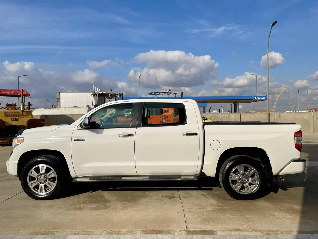 Toyota tundra 2017 platinum TRD
فول مواصفات
ضرر:- بدون ضربة بيها ٤ قطعة كلير أمريكا 
ايرباك:- ١٠٠/١٠٠ سليمة
ماشية :- ٢٥٠ الف 
محرك :- V8 - 5.7 L
مکان سیارة أربيل 
سعر :- ١٩٨٠٠$
***********
