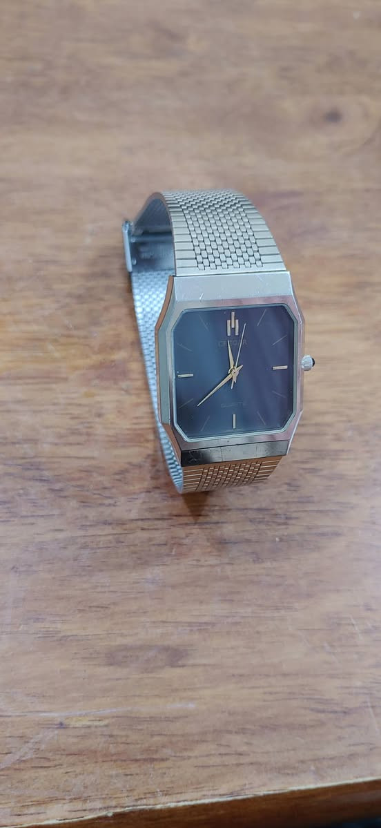 ساعه اصليه ياباني CREGAR
نظافه 97 بالميه شغال ع وضع الشركه 
لون ذهبي على برونزي 
السعر   75 الف  
للتواصل ***********
يوجد توصيل
