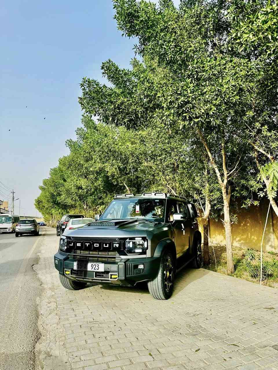 جيتور T2
الموديل: 2025 (هارلم)
العداد: 30 الف كم قابل للزيادة 
رقم مميز / 923
اللون: السلفر (المات المميز) 

المحرك: 4 أسطوانات L 2.0 تيربو 254 حصان 
عزم الدوران (نيوتن-م): 390
ناقل الحركة: اوتوماتيكي دبل كلاتش من 7 سرعات
نظام الدفع: نظام دفع رباعي متطور من BorgWarner

الضمان الأساسي: 6 سنوات وعداد كيلومترات مفتوح
ضمان المحرك: 10 سنوات او 1،000،000 
بعدها داخل الضمان و الصيانة كلها داخل الشركة 

المواصفات:

*فتحة سقف بانوراما 1.1م
*إطارات قياس 20 إنچ
*الصندوق شفط
*الشباك الامامي المضاء  بجيتور 
*مثبت سرعة مع رادار تفاعلي
*نظام القيادة شبه الذاتية
*نظام الكبح التلقائي في حالة الطوارئ
*نظام تحذير الاصطدام الامامي والخلفي
*كاميرات محيطية 540 درجة
*حساسات أمامية وخلفية
*نقطة عمياء
*نظام تحذير مغادرة المسار
*نظام المساعدة للبقاء في المسار
*شاشة التحكم بقياس 15.6 إنچ
*شاشة القيادة بقياس 10.25 إنچ
*نظام صوتي متطور 12 سماعة من Sony
*نظام أبل كاربلاي وأندرويد أوتو لاسلكي
*نظام اوامر و تحكم صوتي
*مقصورة الركاب من الجلد الفاخر والكنتارا
*مقعد السائق والراكب كهربائي
*مقاعد السائق والراكب مبردة
*مقاعد السائق والراكب مزود بذاكرة لحفظ 3 وضعيات الجلوس
*إنارة ترحيبية مع إنارة محيطية متعددة الالوان
*عتبات الأبواب مضيئة
*مصابيح أمامية وخلفية أوتوماتيكية LED 
*التكيف التلقائي للضوء العالي
*نظام تقليل الضجيج النشط مع زجاح مزدوج
*المرايا الجانبية قابلة للطي كهربائياً ومدفئة
*دخول ذكي و تشغيل عن بعد
*خاصية إغلاق نوافذ وفتحة السقف عن بعد
*شاحن هاتف لاسلكي سريع
*نظام تنقية الهواء PM2.5 وفلتر N95
*مسند الذراع الوسطي مع ثلاجة
*انماط قيادة متعددة للطرق الوعرة
*وسائد هوائية امامية و جانبية عدد 6
*ماسحات الزجاج الأمامي مع حساس للمطر
*دوسات جانبية
*نظام الفرامل الأوتوماتيكي Autohold
*نظام التحكم بنزول المنحدرات
*نظام المساعدة لصعود المرتفعات
*نظام مراقية ضغط الاطارات
مكان السيارة بغداد /فقط رصيد (   ***********) (***********فقط واتساب
للتفاصيل اكثر الاتصال
