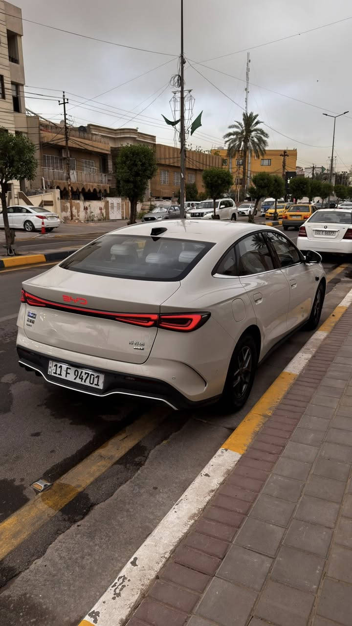 Byd seal 6 dmi اللون بيجي
هايبرد قابل للشحن 
اجمالي الكيلومترات (شحنه كاملة + البانزين) ٢١٠٠ كيلومتر (الفعلي ١٦٠٠ كيلومتر تقريبا)

- نسخة ال ١٣ كامرة وقيادة ذاتية ADAS
- اوتو بارك و valet mode (تطبك وانت خارج السيارة)
- رادار امامي مانع تصادم
- رادار خلفي وحساسات زاوية ميتة
- تنبيه عند فتح الباب ووجود سيارات قادمة
- تنبيه عند الرجوع وقدوم اشخاص او سيارات من احد الجهات
- اذا كسرت بدون ما تشغل اشارة على سيارة جاية اسرع منك وكانت سرعتك فوك ال ٥٠ كيلومتر السيارة تتدخل وتلوف ستيرن وترجعك لمسارك قبل لا يضربك
- اذا اجت باتجاهك سيارة سريعة تشغللهه دبل اشارة للتنبيه
- نظام سكيورتي من تطفيها تصور اي واحد يتقرب منهه
- كاميرا تصوير اثناء القيادة مع عرض دوسة تفاصيل القيادة من سرعة وضغط على دواسة البانزين او البريك
- تشوف اي شي جوة السيارة

باختصار هاي النسخة بيهه احدث انظمة السيفتي والسكيورتي المتقدمة من شركة byd

عدى الكشن الكهرباء والفتحة

بطارية ٨٠ كيلومتر بالشحنه 
كل التنبيهات صوتية باللغة الانكليزية بعد التحديث الاخير

ماشية 9100 قابل للزيادة
مكينة البانزين ماشية 2600 فقط 
والكهرباء 6500

بيهه طخة بالصندوك مثل ما واضح بالصور

سعرها ٢٤ مليون
المكان بغداد 
***********
