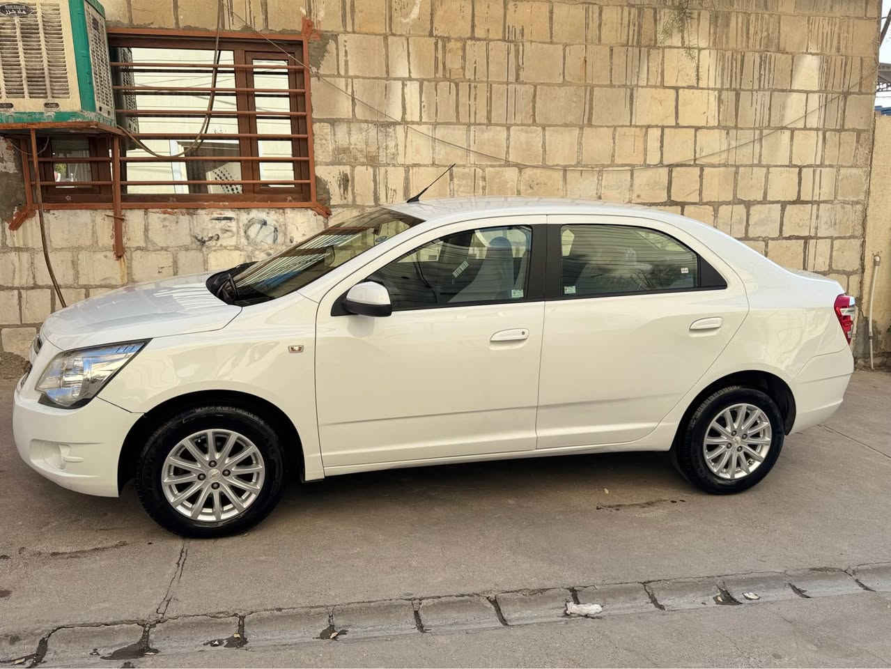 کۆباڵت مۆدێل ٢٠١٦  
٢ پارچەی بۆیاخە چەمەلەخ و دەرگا  بێ ئێرباگ بێ ناوگرتن 
١١٤ هەزار رۆشتووە  سەیارەکە تابڵێی جوان و پاک ماوەتەوە یەک دینار مەسرەفی تیا نیە  سەیارەیەکی تابڵێی کەم مەسرەف و ڕێک و پێکە  نرخی ٨٥ گەڵاو مەعامەلەیەکی زۆر کەم 
*********** السليمانية, العراق
