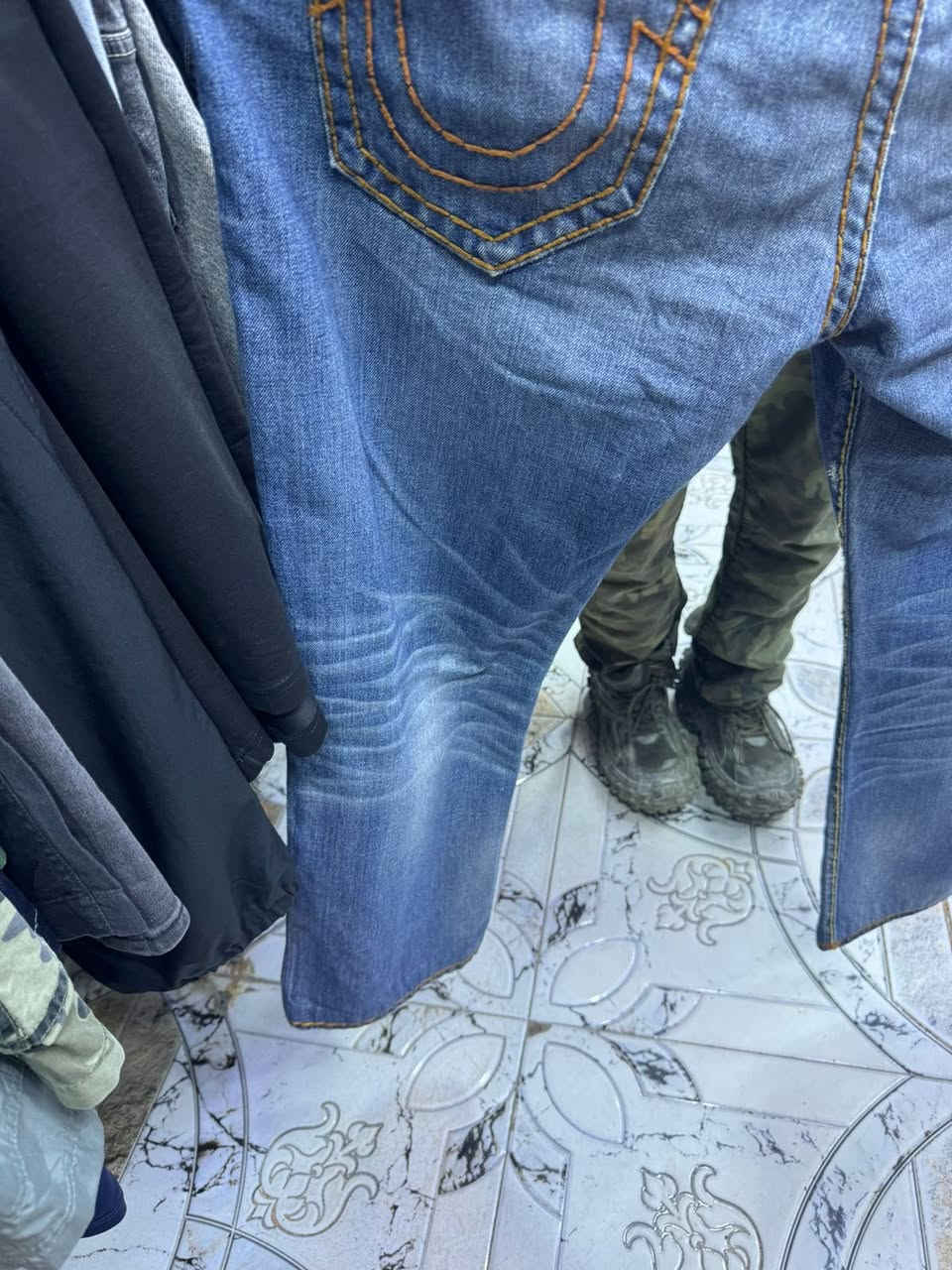 السلام عليكم
ترو امريكي اصلللي قياس ٤٢ بعده باليبل ممستخدم قطعة تحفة سعر الموقع ٣٠٠ دولار


**إذا كنت صاحب هذا الإعلان وتريد حذفه لأي سبب، رجاءا أرسل رسالة إلى الدعم الفني**