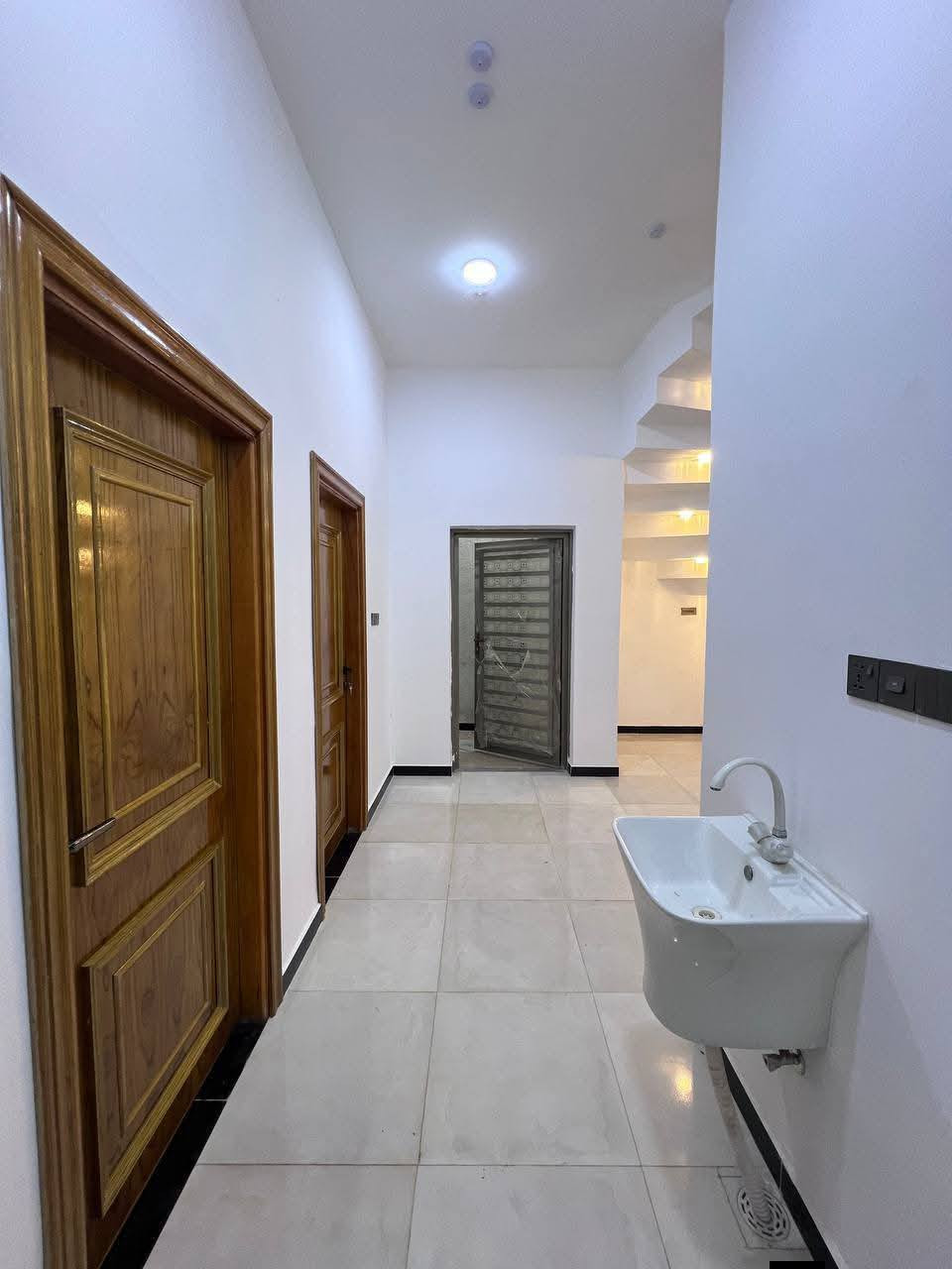 اللهم صل على محمد وال محمد 
بيت للبيع بموقع مميز جداً علئ تبليط مباشر
أساس وسقف #كونكريت والبناء #طابوك_أصفر بالكامل
#المساحة :: ( 10 * 20 ) =200م
ملك صرف زراعي المالك عراقي نموذج 25
#تاريخ_البناء :: 2026
#يحتوي :: كراج واسع جداً . ثلاث مداخل للبيت ::
مدخل صالة مدخل استقبال مدخل مطبخ ::
…………..
صحيات خارجية . أستقبال 6*4 . مطبخ 4*5
صالة نساء معزولة عن موزع الغرف . موزع غرف . درج .
غرفتين منام . مناور عدد 2 البيبان والشبابيك تفصال .
#علماً الصحيات الداخلية منعزلات شرقي / وغربي 
……………
كل ما وضع في البيت ضمان 
تقابل صاحب الارض مباشر 
……………
#العنوان :: ابي الخصيب - نهر خوز - منطقة الطريزاوية
علئ تبليط مباشر مع كافه الخدمات
……………
#السعر_المطلوب :: 135 مليون قابل للتفاوض 
……………
#للأستفسار   *********** مع وتساب
