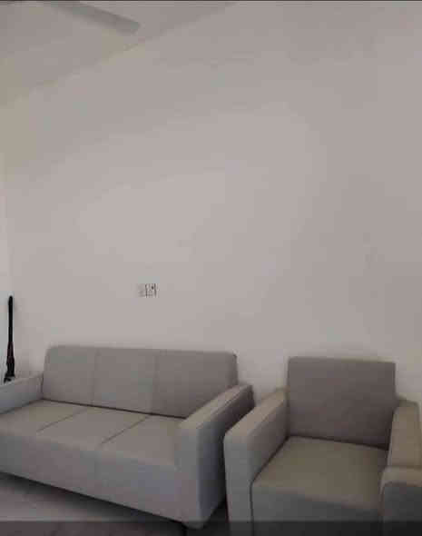 للبيع بيت بحي الحكيم بشارع بني تميم  بناء 2025 مساحته 120 متر البيت كامل من كلشي بيه سطحين مزفت وكامل السعر 35 وبيه مجال بسيط 
***********
***********
