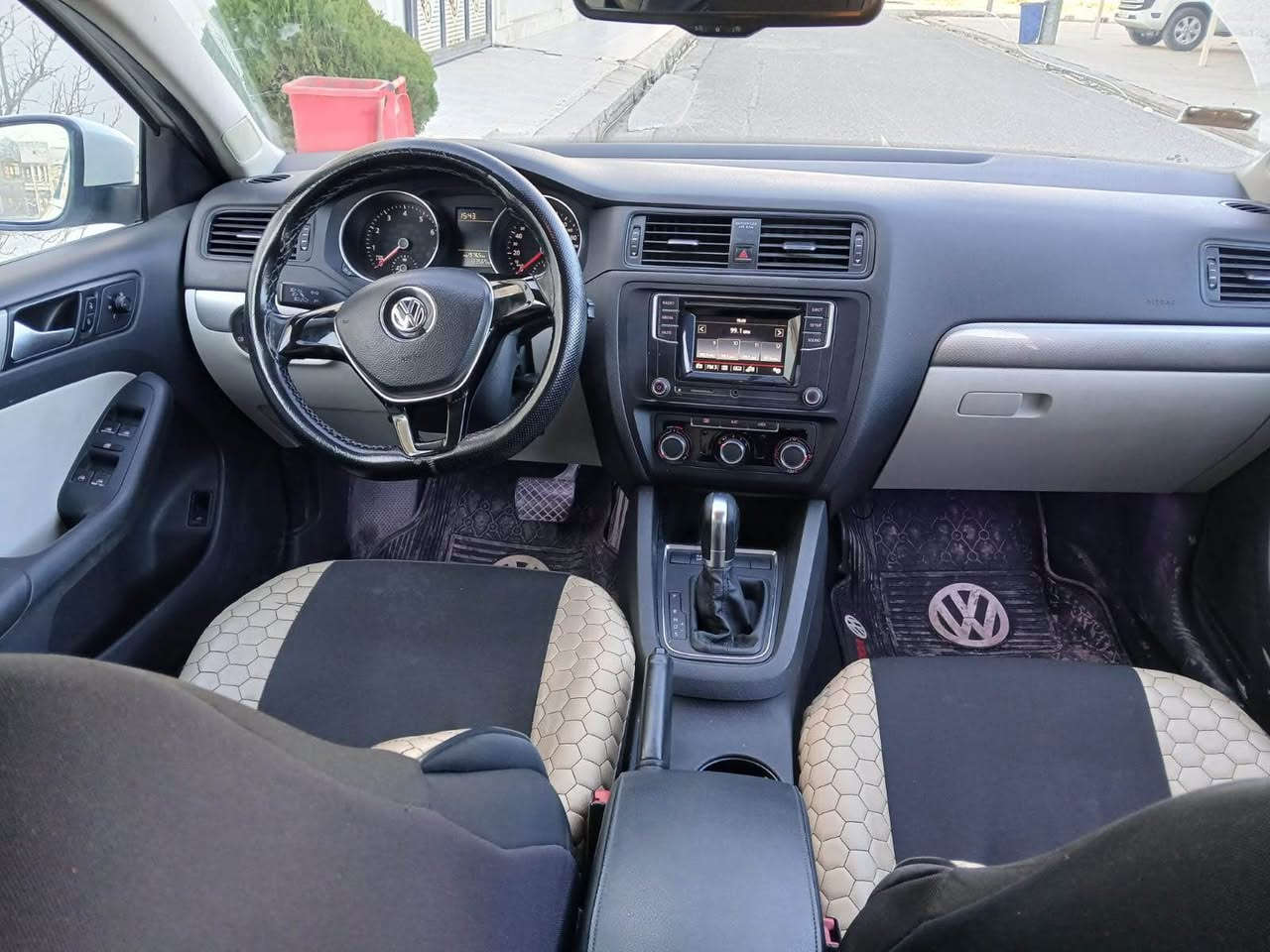 جیتا ٢٠١٦ خەلیجی مەکینە ٢.٠ بێ تۆربۆ مەرغوب 
نیو چاملخی هەیە لە ڕسمەکە دیارە بێ ژۆرێ بێ ئێڕباگ کارتەکی گچکەش لە دەرکەی پشتەوە لای سایەق لەگەل کەمەک دۆسەکانی سبوغە 
١٣٢ هەزار ڕۆیشتیە 
تەحویل گێڕ مەکینە بە شەرت
سەنەوی ٢٠٢٧/٨ 
113$ مەجال
0750 684 1999 أربيل, العراق
