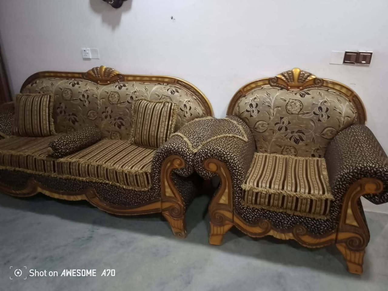 مكلف بالنشر للأتصال ***********
قنفات 5 قطع  مثل ماموضح بالصور فول نضافة اخو الجديد 
#السعر 300 الف وبي مجال 
#عنواني_كركوك

