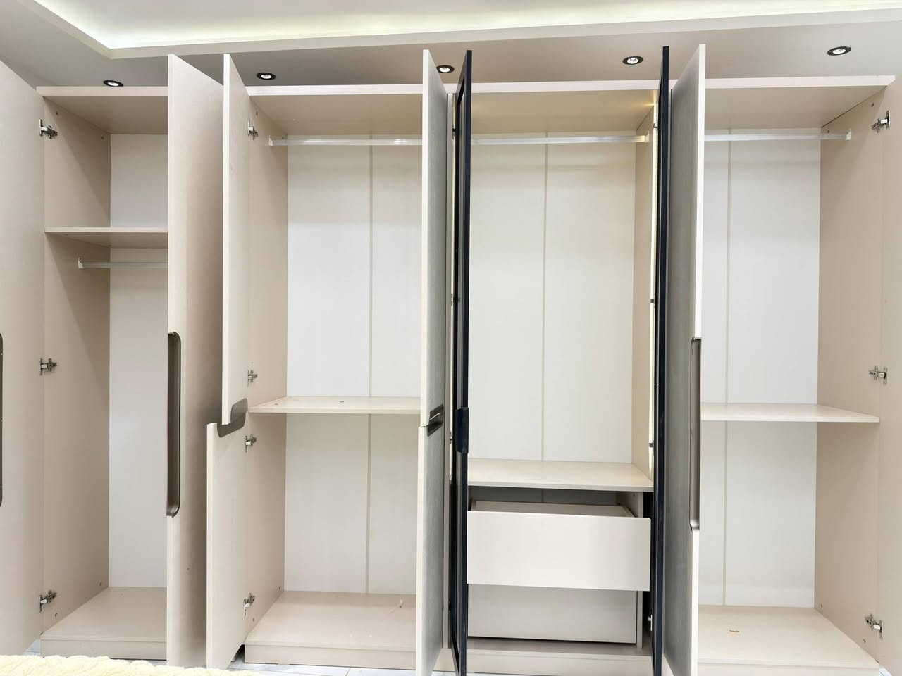 تم وصول موديل كارسيا 

*10 قطع*  
     
كنتور 320سم 

✅ الشازلونه بشكل جديد 
✅ اناره بل مرايه قيافه 
❇️ضهر بلوك
✅ المصنع الأصلي
✅ قياسات ضخمه 
  اناره انار بل كنتور 
اناره بل ميز تواليت 
 
سجه ثلاثيه 

       الشد والنقل داخل بغداد مجاني 
حجز وستفسار ***********
