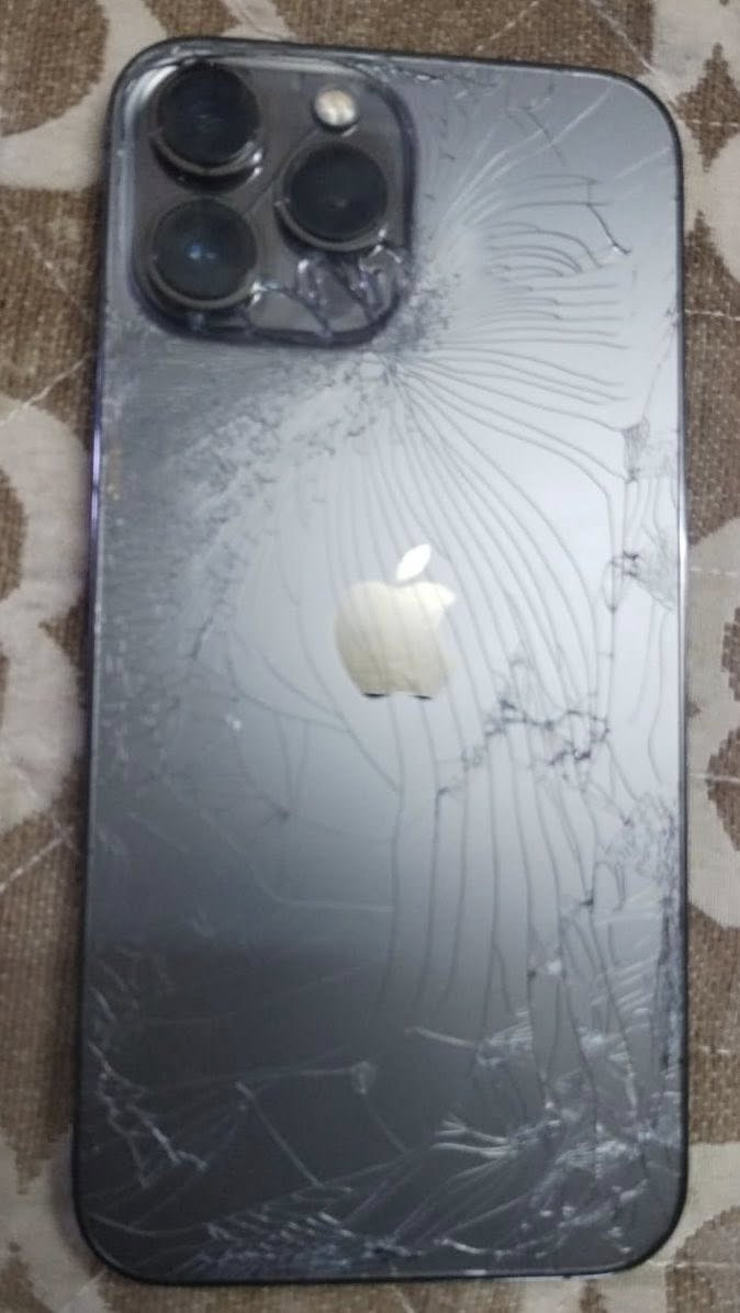 السلام عليكم ايفون 13برو ماكس 
ذاكره 512
بطاريه 91
جهاز كله شغل وممبدل بي شي فقط ظهره مكسور 
*********** 
السعر 700
