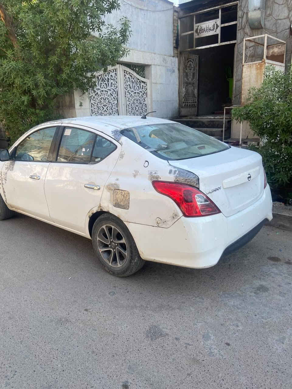 السلام عليكم نيسان سني للليع السياره بيه ضربه وعمرتاها عوزها بس صبغ  كير مكين تبريد صدر كله جديد كهربائيت كامل ما عوزها شي بس صبغ الفين ١٦ سنويه جديد هزه ما صاقطه  السعر ٦٠ بيه مجال***********
