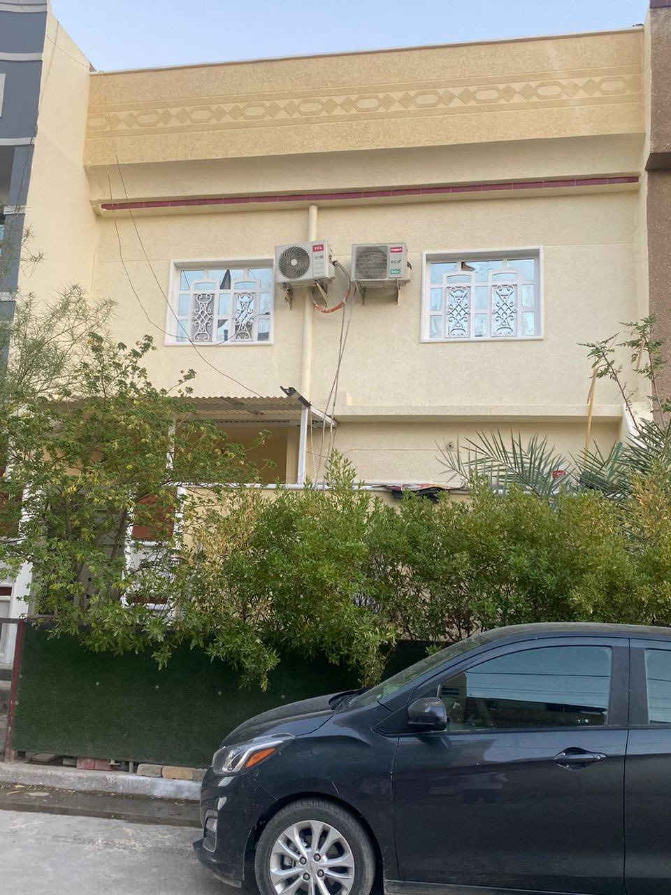 دار للبيع المساحة 150 متر زنجيل واجهتين ..موقعه هياكل الغزالية المثلث موقع جيد .. الواجهة 7.5 النزال 20 
للاستفسار *********** 
تفاصيل الدار… البيت بي استقبال ومطبخ وصالة داخلية وغرفة نوم جوة وصحيات 
الطابق الثاني.. بي مطبخ وصحيات و٣ غرف نوم وصالة وبالكونة جبيرة وبيتونة جبيرة
