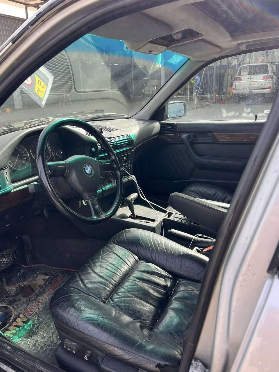 بي ام موديل 90 رقم بغداد بسم صديق  سنويه ال27  مصبوقه جماليه  غرفه توّه مشدوده مكينه خير من الله عدله حداديه شرط الفحص كير اودو تبريد عاطل كبرييسر فقط  525  العنوان البصره ابو صخير رقم الهتف فقط وتساب *********** السعر58 وبيه مجال
