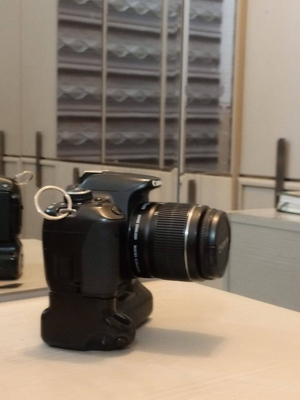 سلام عليكم كامره كانون نضيفه 98% وياها عدسه 18/55 وبطاريه مع حامل بطاريتين وشاحنه وجنطه والكامره جديده لي أستخدام شخصي ما مستعمله اوهواي موقعي ميسان علي الغربي لي ستفساره
رقم ***********
