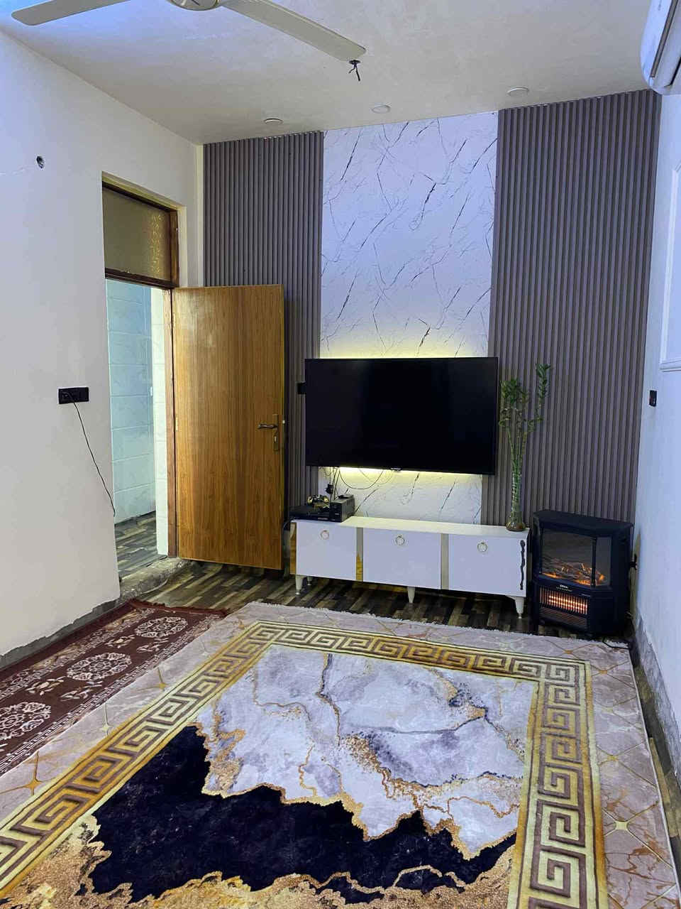 دار للبيع عقدزراعي 100مترالزعفرنيه شارع الكهرباء قرب أسواق السلام
بيت نظيف وحلو 
كهرباء ماء مجاري سيراميك بياض كله درجه اولى 
البيت نقص بس بيتونه وكاشي السعر 60وبي مجال قليل
***********
