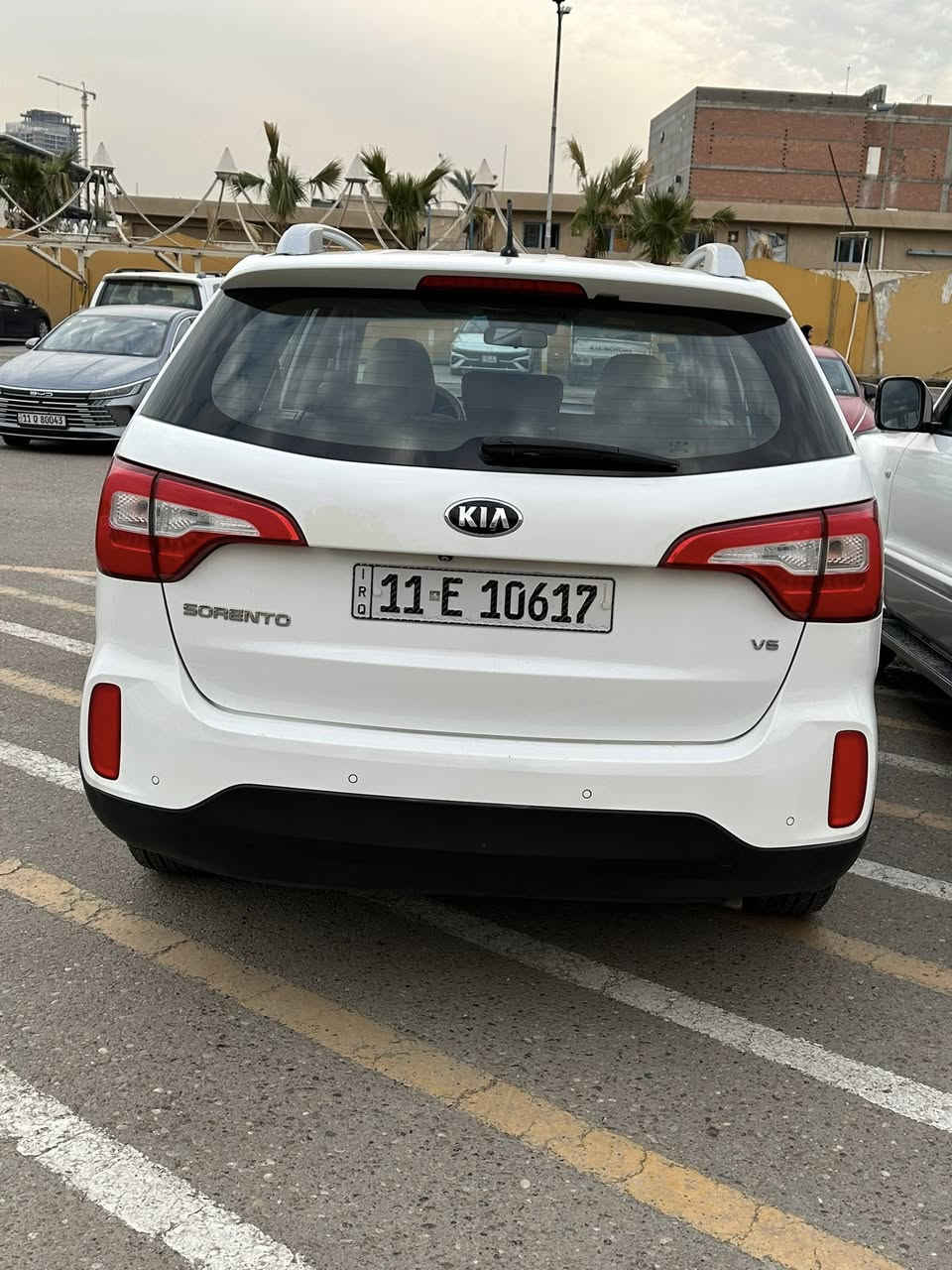 السلام عليكم سورنتو ٢٠١٥ خليجي 
رقم بغداد دولي باسمي سنويه و هزه جديده
مواصفات مكينه ٦ سلندر  بصمه و كرسي كهرباء و مري شفط و اشاري بلمري و بك لايت لد و شاشه و حساس امامي خلفي و و السياره بيهه تخم تاير جديد و جاهزه بدون نواقص ماشيه ١٢٠ الف و بيهه شبر بارد بلبنيد بلحافه موظح بسونار و مكان السياره  السعر 185 مكاني بغداد حي الجهاد ***********
