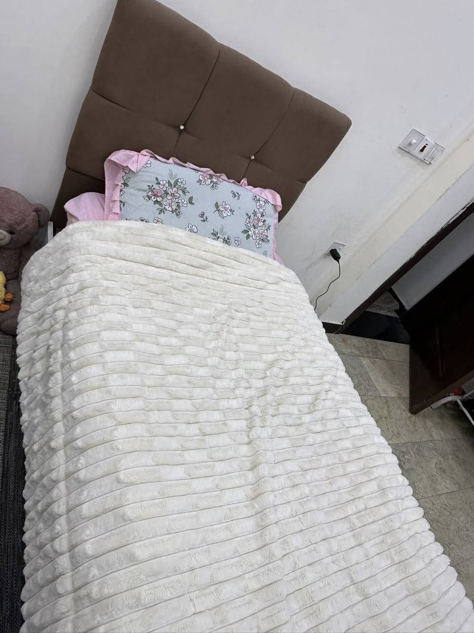 غرفه تركيه مستعمله للبيع 

السعــر ٤٥٠ وبيهــا مجال

متكونة من اربعة قطع

كنتور اربع ابواب 

سرير نفر واحد طوله ١٩٠

مكتبه دراسيه مع رفوف طولها ١٧٠ والعرض ١٩٠

ميز تواليت طوله ١٥٠ عرضه ٦٠


**إذا كنت صاحب هذا الإعلان وتريد حذفه لأي سبب، رجاءا أرسل رسالة إلى الدعم الفني**