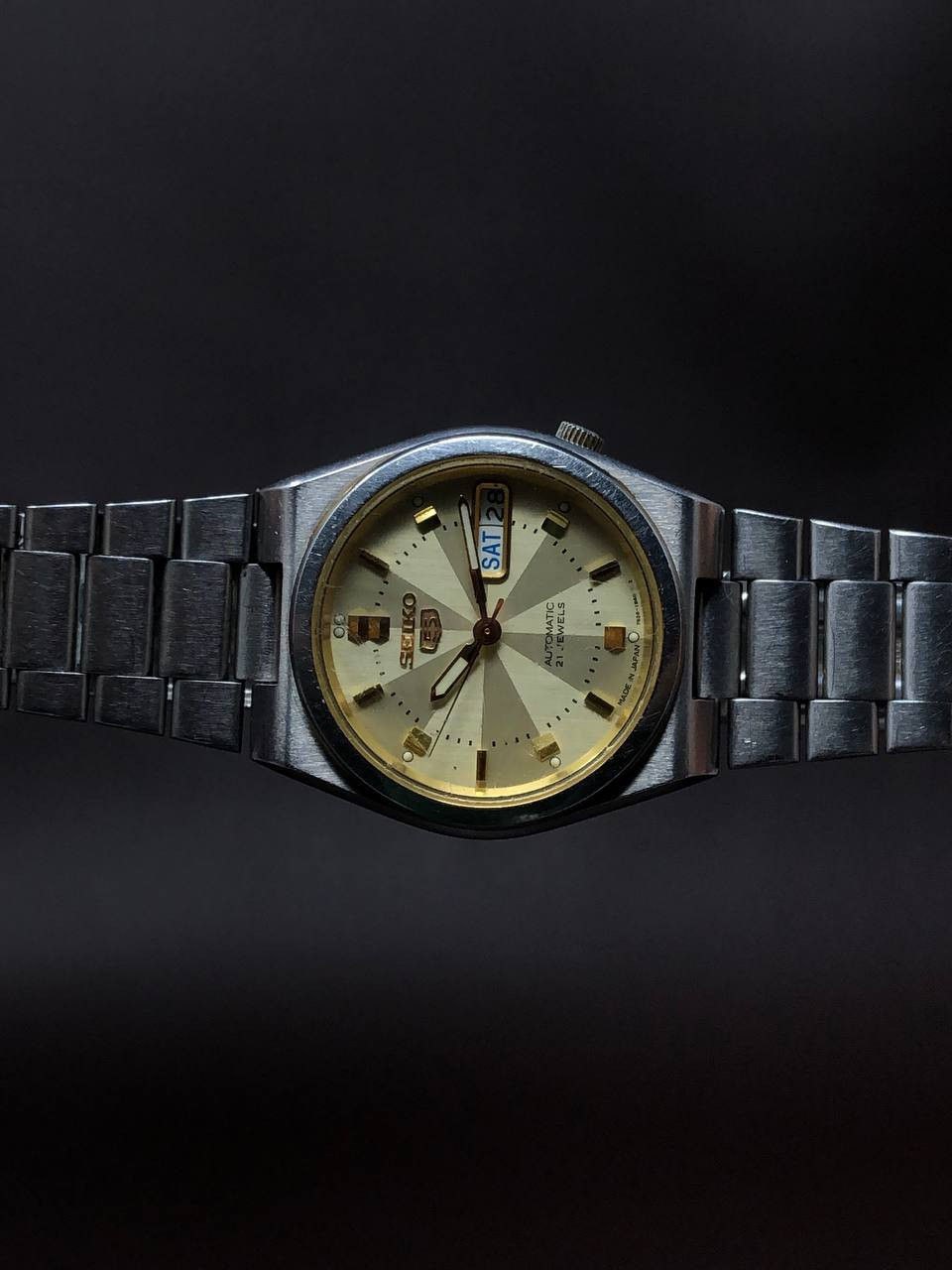 الماركة : SEIKO 5 
الماكنة : أوتماتيك ياباني 
•••••••••••••••••••••••••••••
مادة الصنع : ستانلس ستيل 
الصنع : ياباني 
* مُقاومة الماء 
* منفذ يومي - شهري  " Day Dat "
* تحتوي على 21 حجر
* عقارب مضيئة
* سير حديد غير مستبدل
•••••••••••••••••••••••••••••
السعر : ( 60 ) الف دينار فقط

للحجز والأستفسار دايركت 📥

 #ساعات_أصلي  #شباب


**إذا كنت صاحب هذا الإعلان وتريد حذفه لأي سبب، رجاءا أرسل رسالة إلى الدعم الفني**